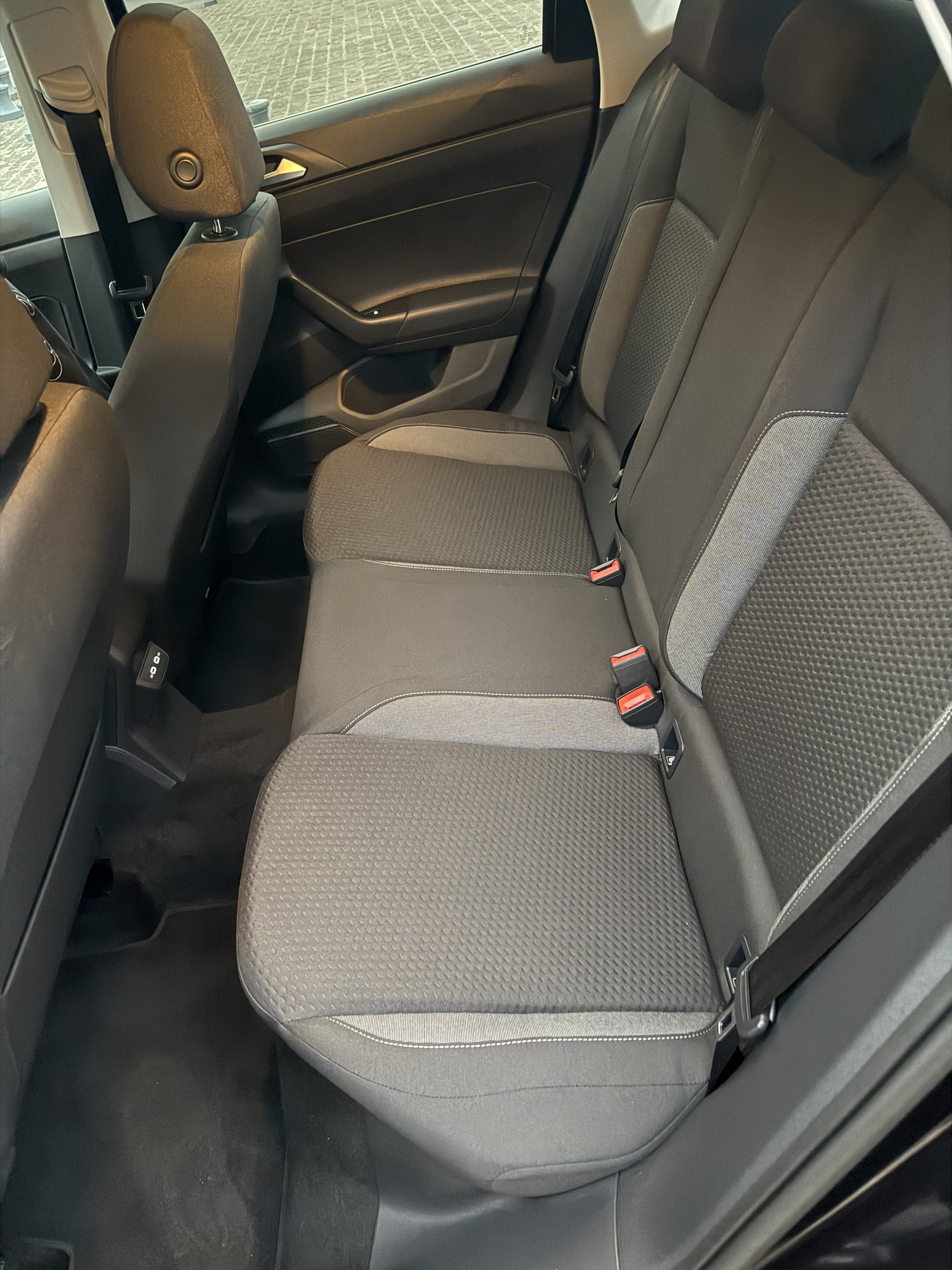 Volkswagen Polo  Gare de Lyon – Boîte auto – Disponible 24/7 avec Entrée audio / iPod