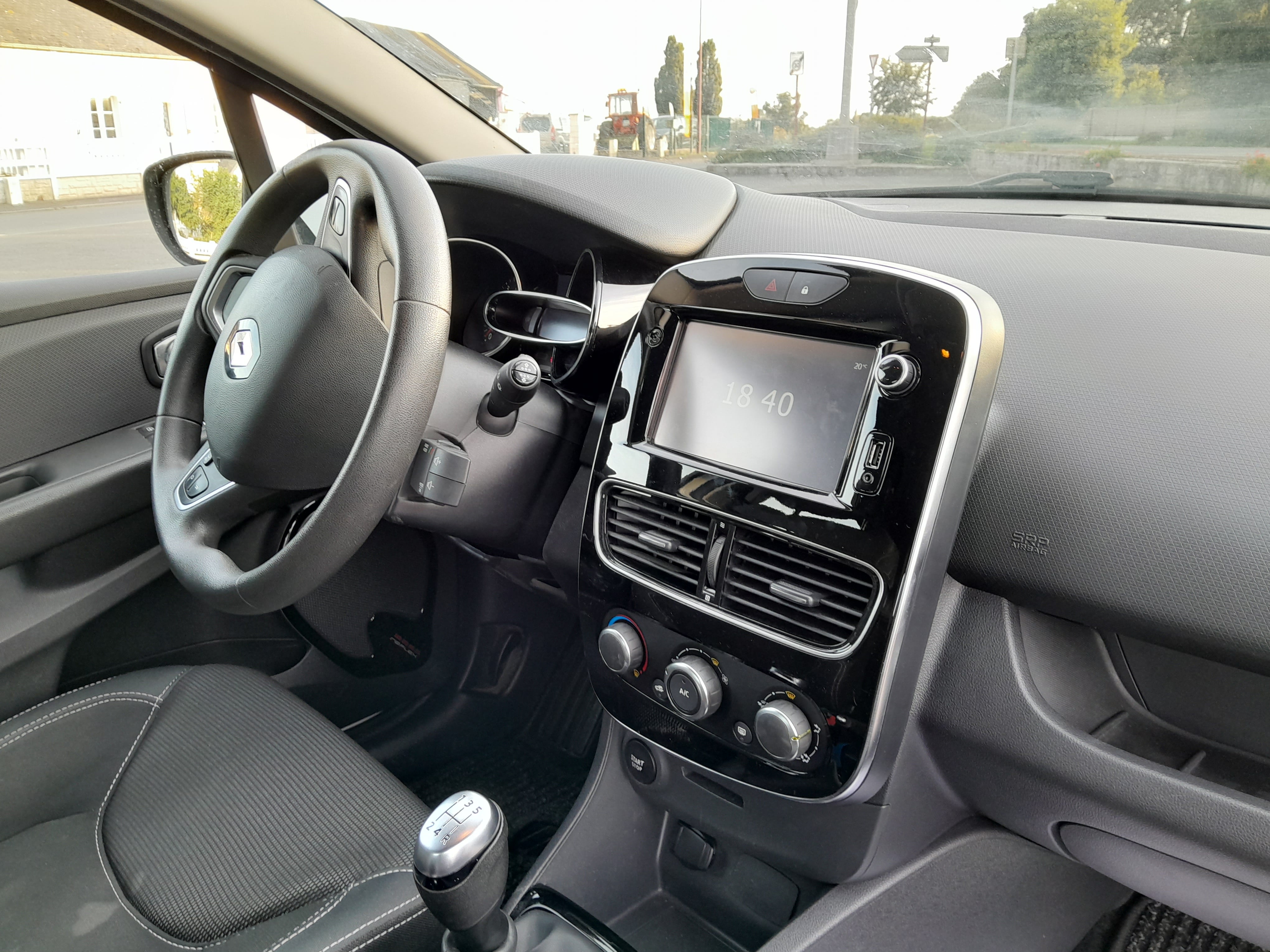 Renault Clio + parking Mont Saint Michel offert avec Climatisation
