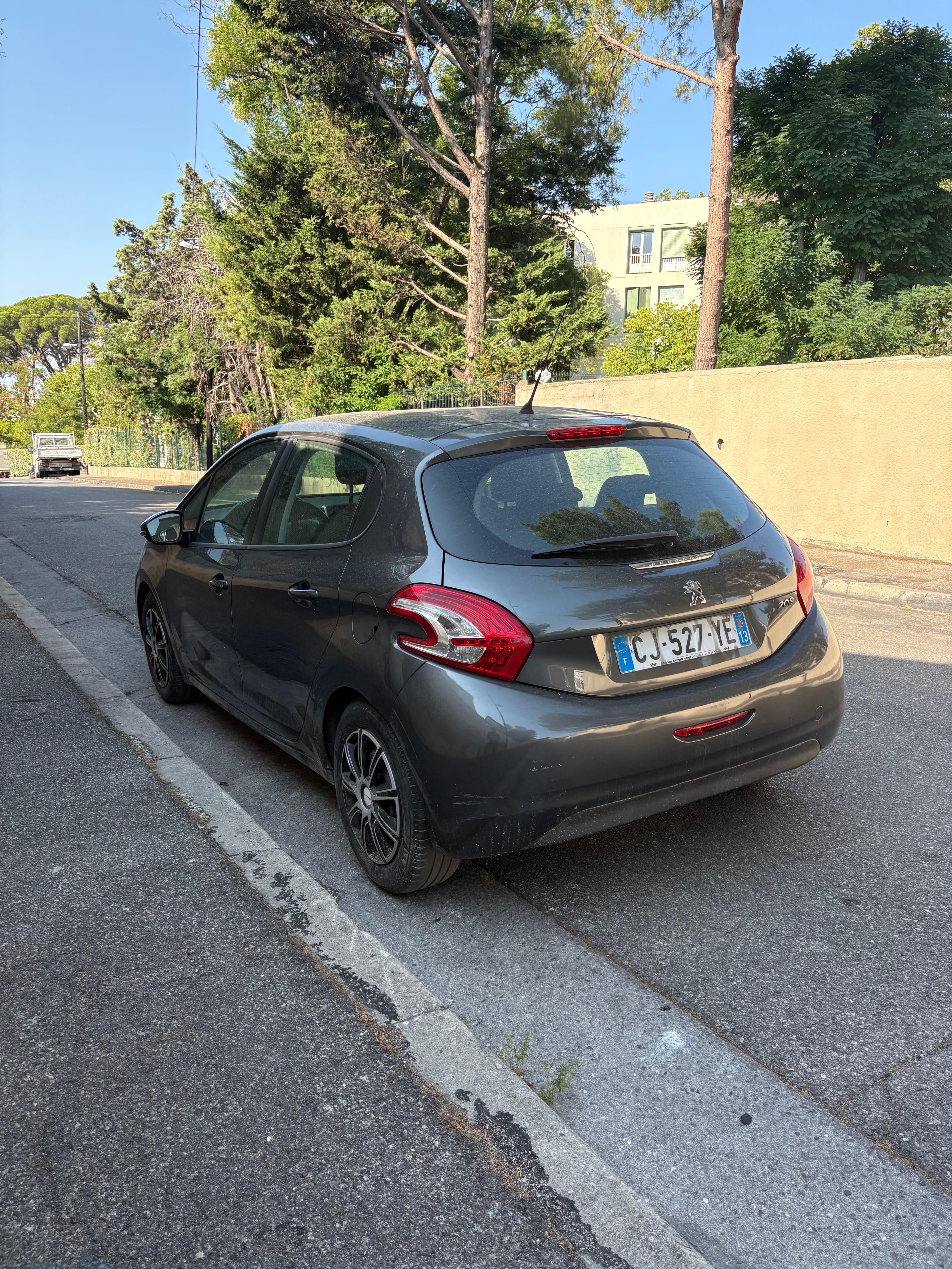 Peugeot 208 1.2vti with Air conditioning