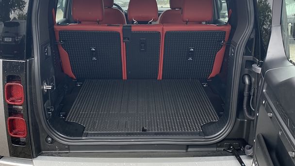 Land-Rover Defender 110 801 mit Kindersitz