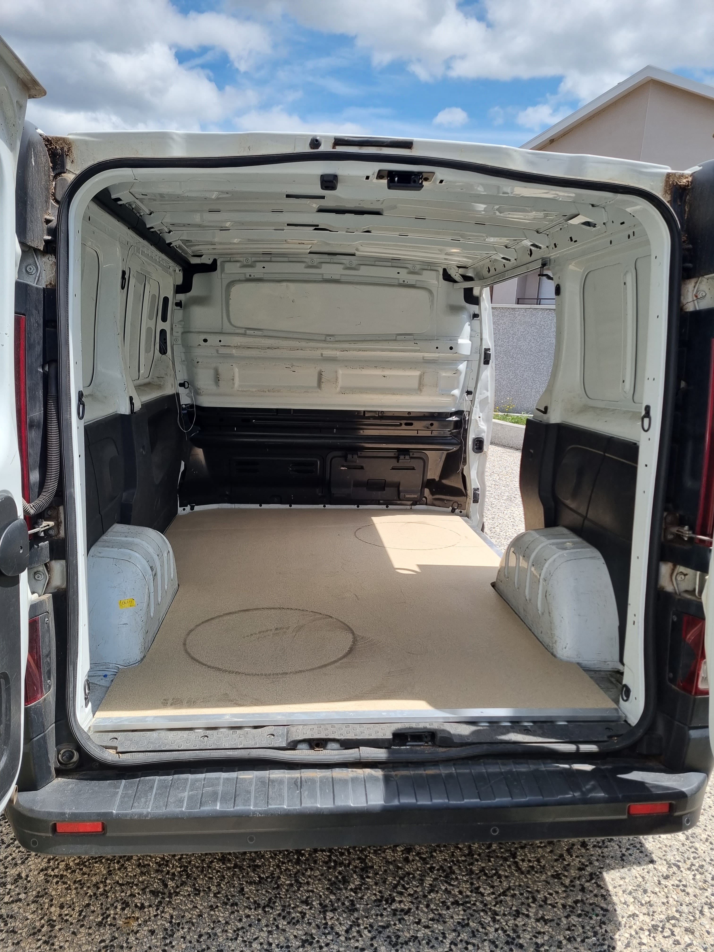 Nissan NV300 idem Trafic, faible consommation, climatisation avec Pneus neige