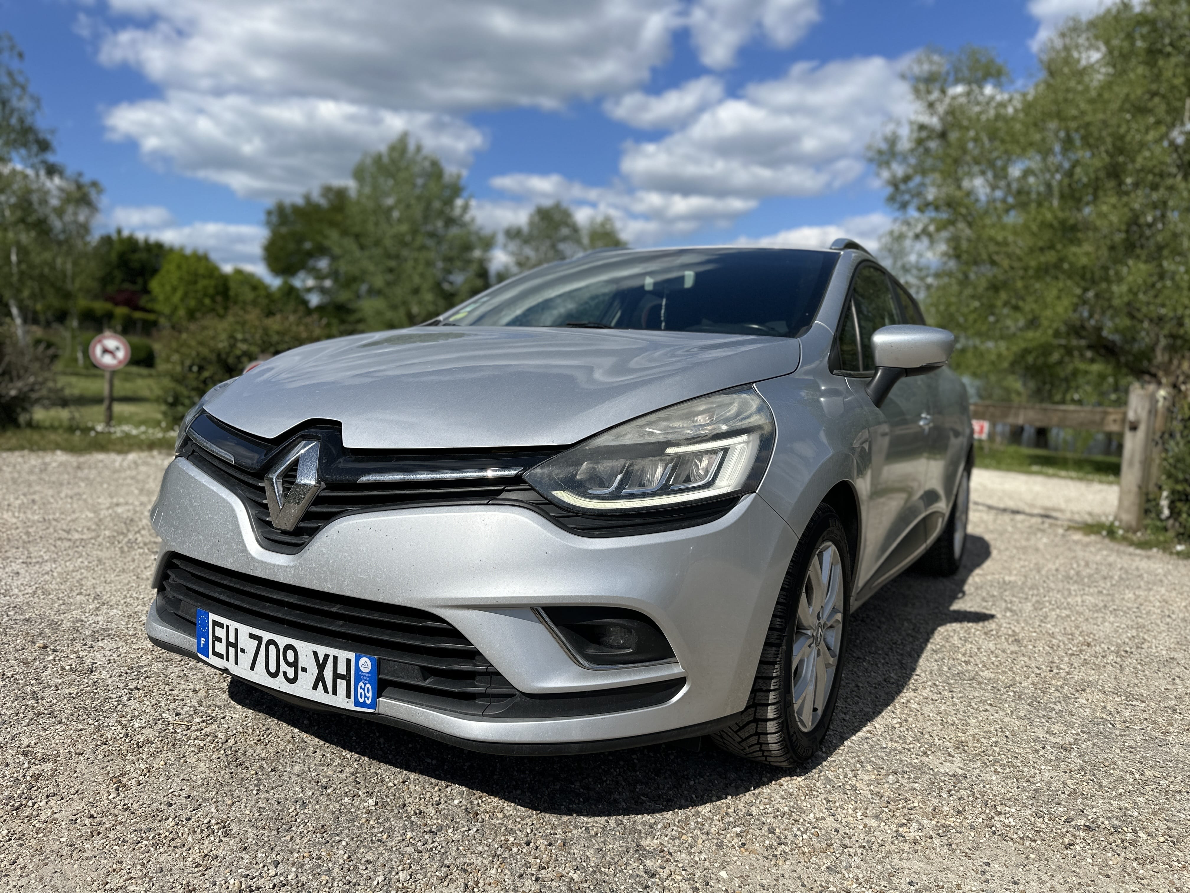 Renault Clio Estate  Louez la Renault Clio Estate Diesel – Grand Coffre, Économie & Confort à Bordeaux ! avec Entrée audio / iPod