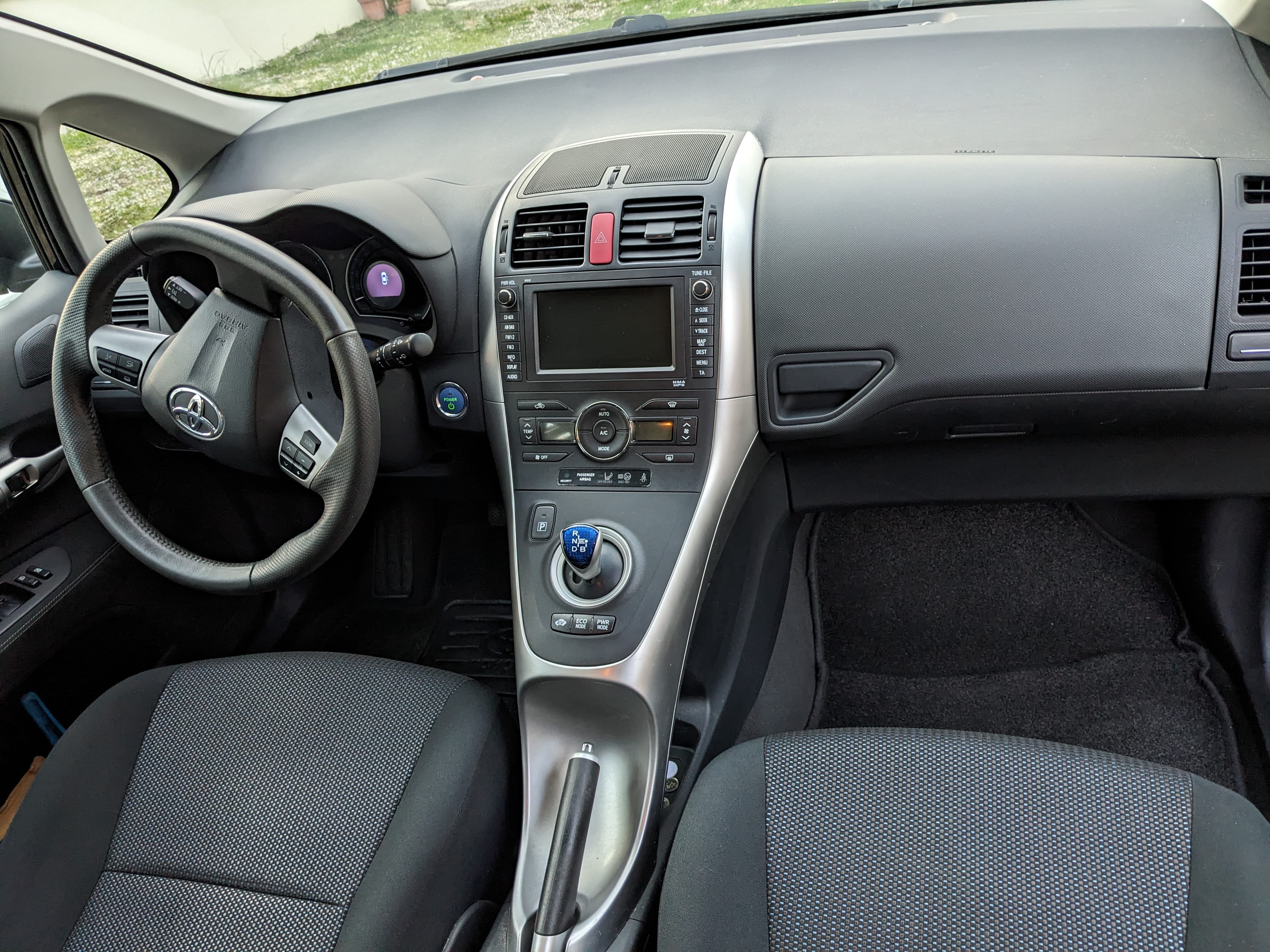 Toyota Auris 1.8 HSD Hybride avec Pneus neige