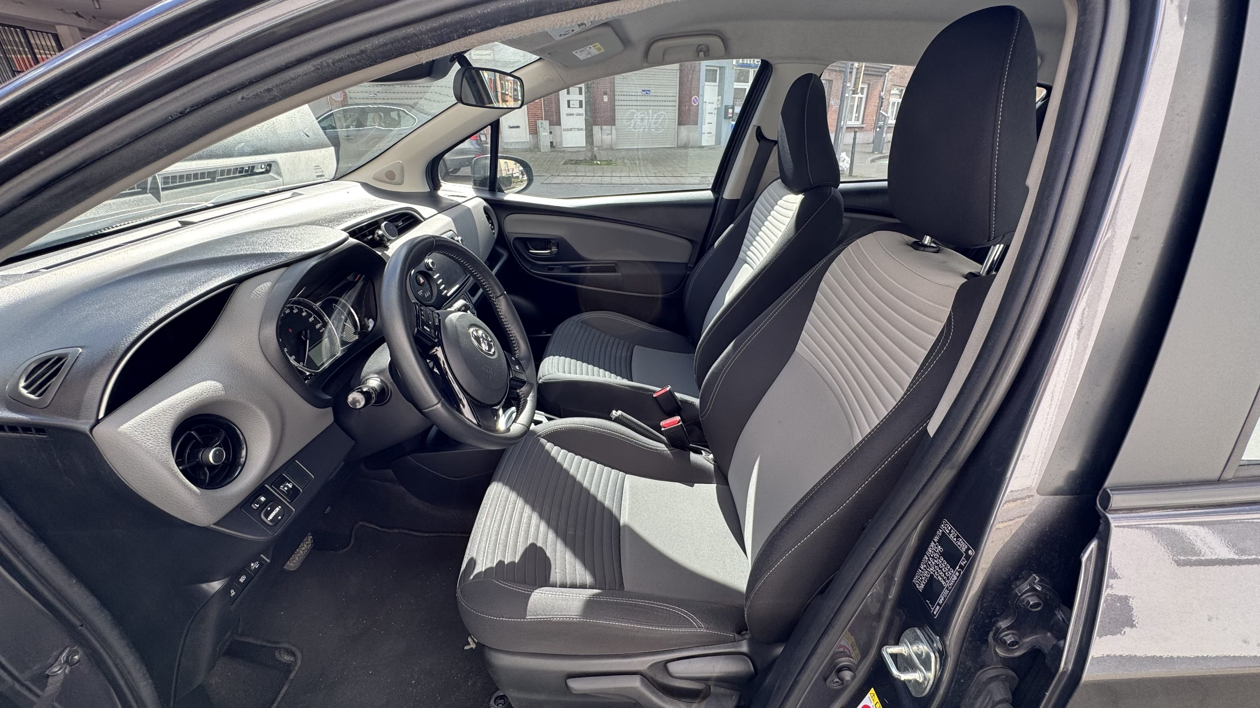 Toyota Yaris Hybride très économique en essence. Carte riverain evere avec Régulateur de vitesse