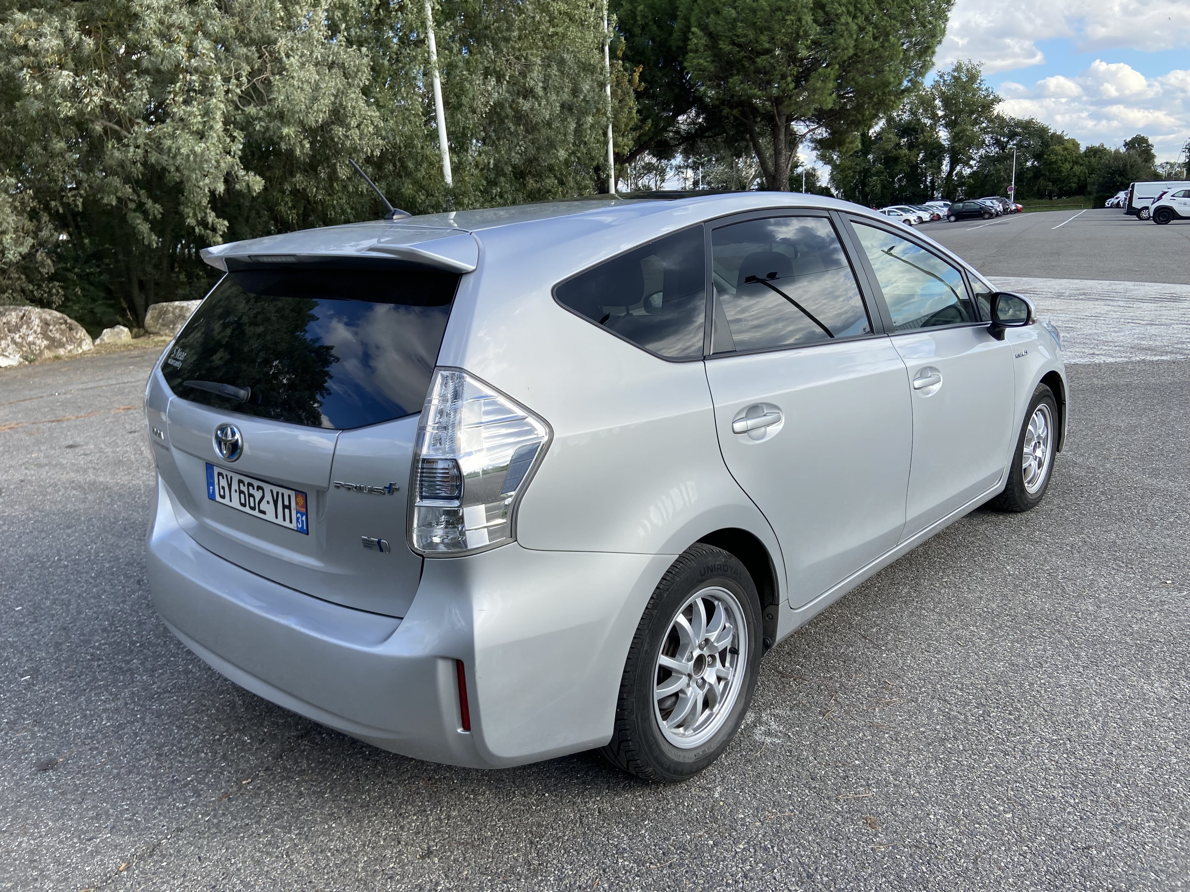 Toyota Prius + GY662YH met Bluetooth audio