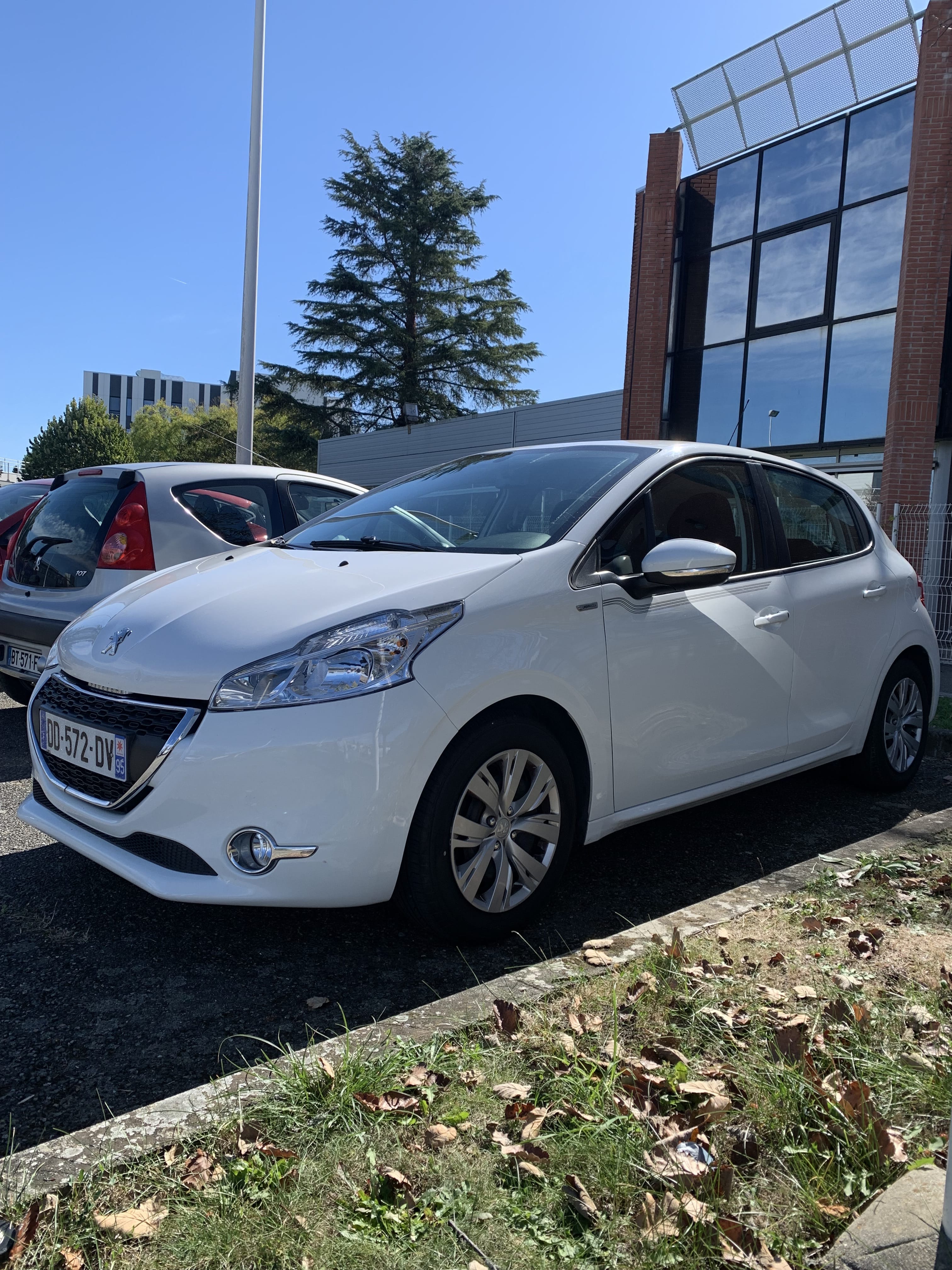 Peugeot 208 Accès facile Métro – Économique, 2014, Essence 95