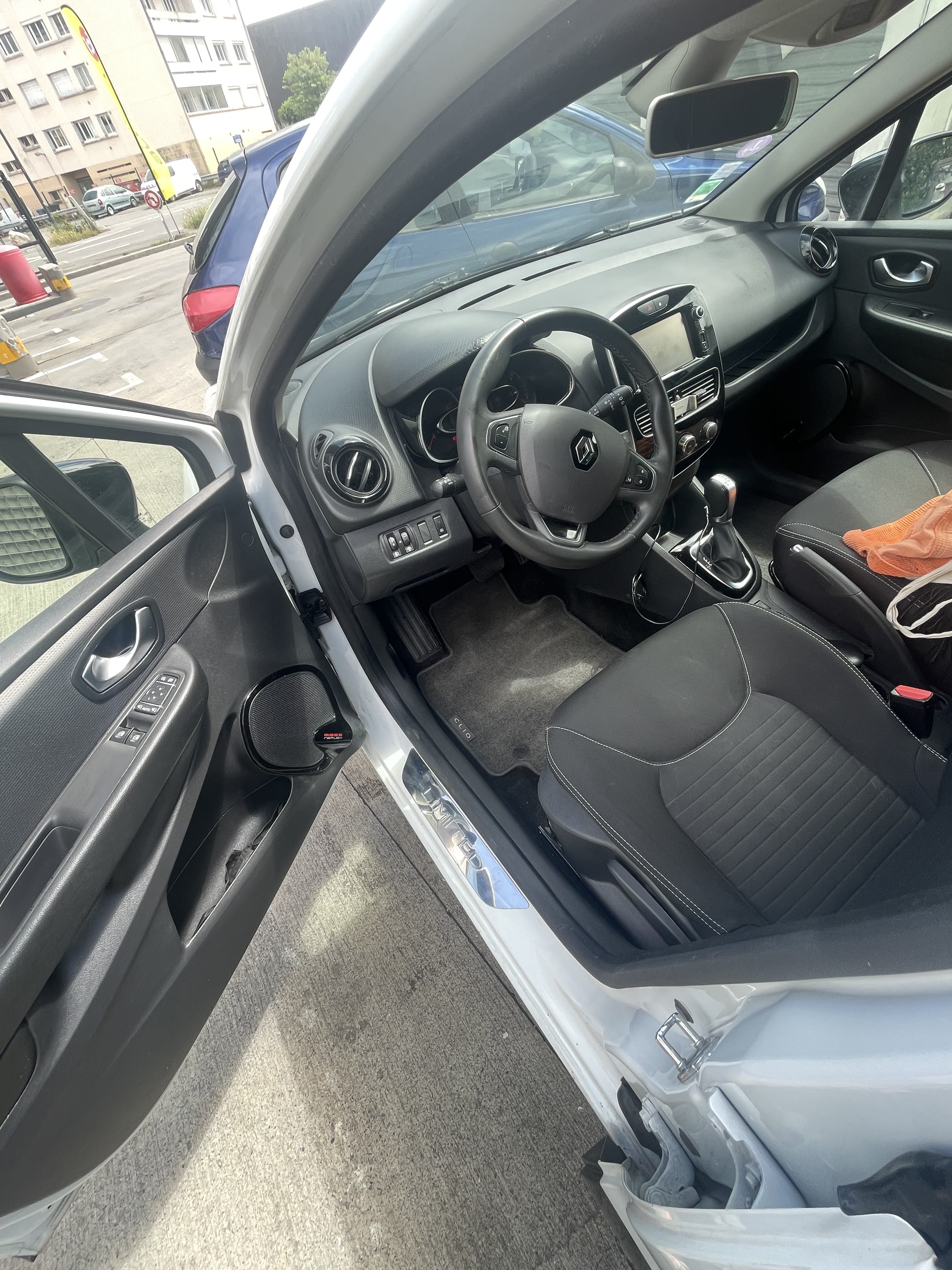 Renault Clio Essence 118cv boîte auto avec Audio Bluetooth