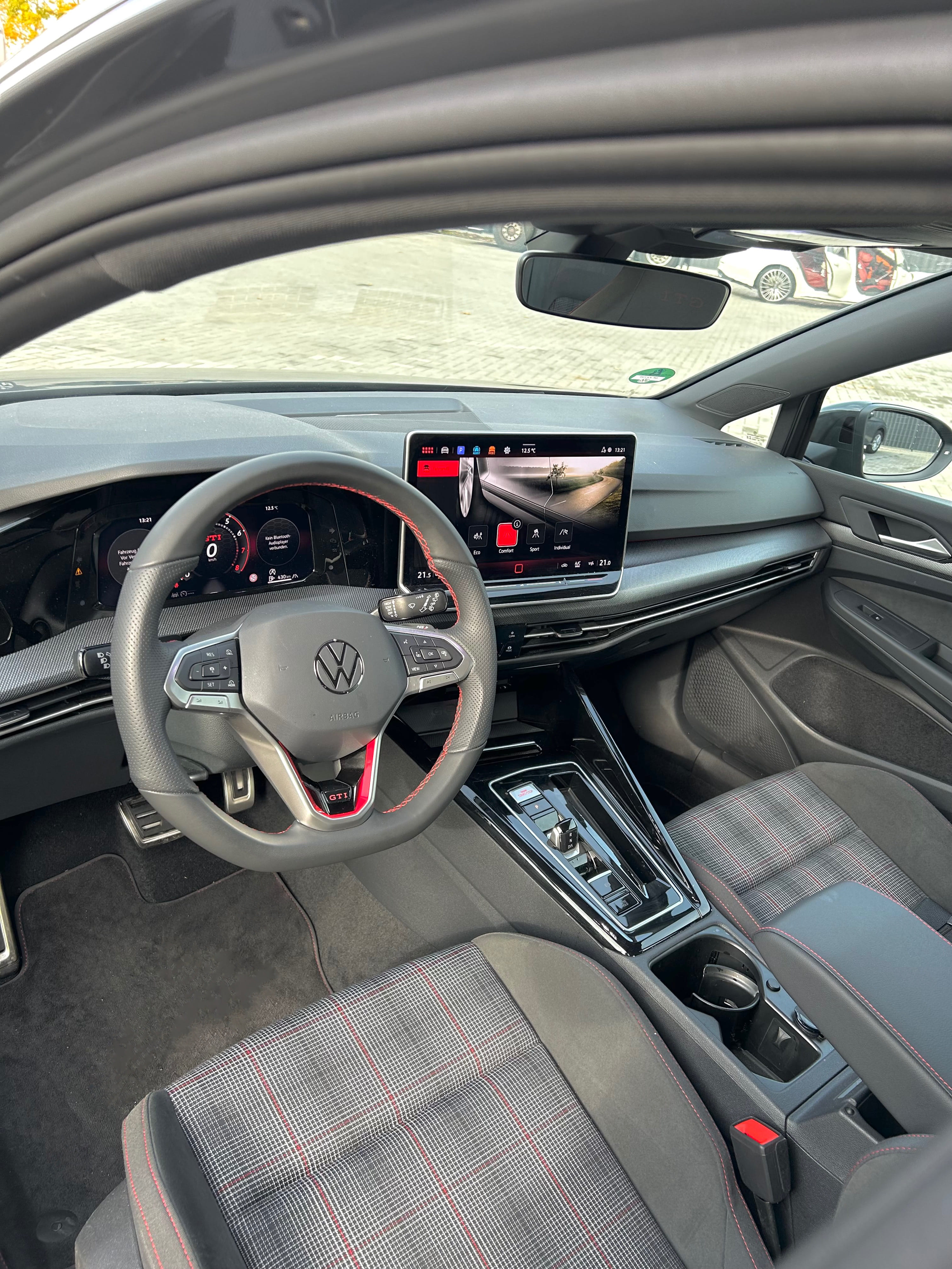 Volkswagen Golf GTI mit Navigationsgerät