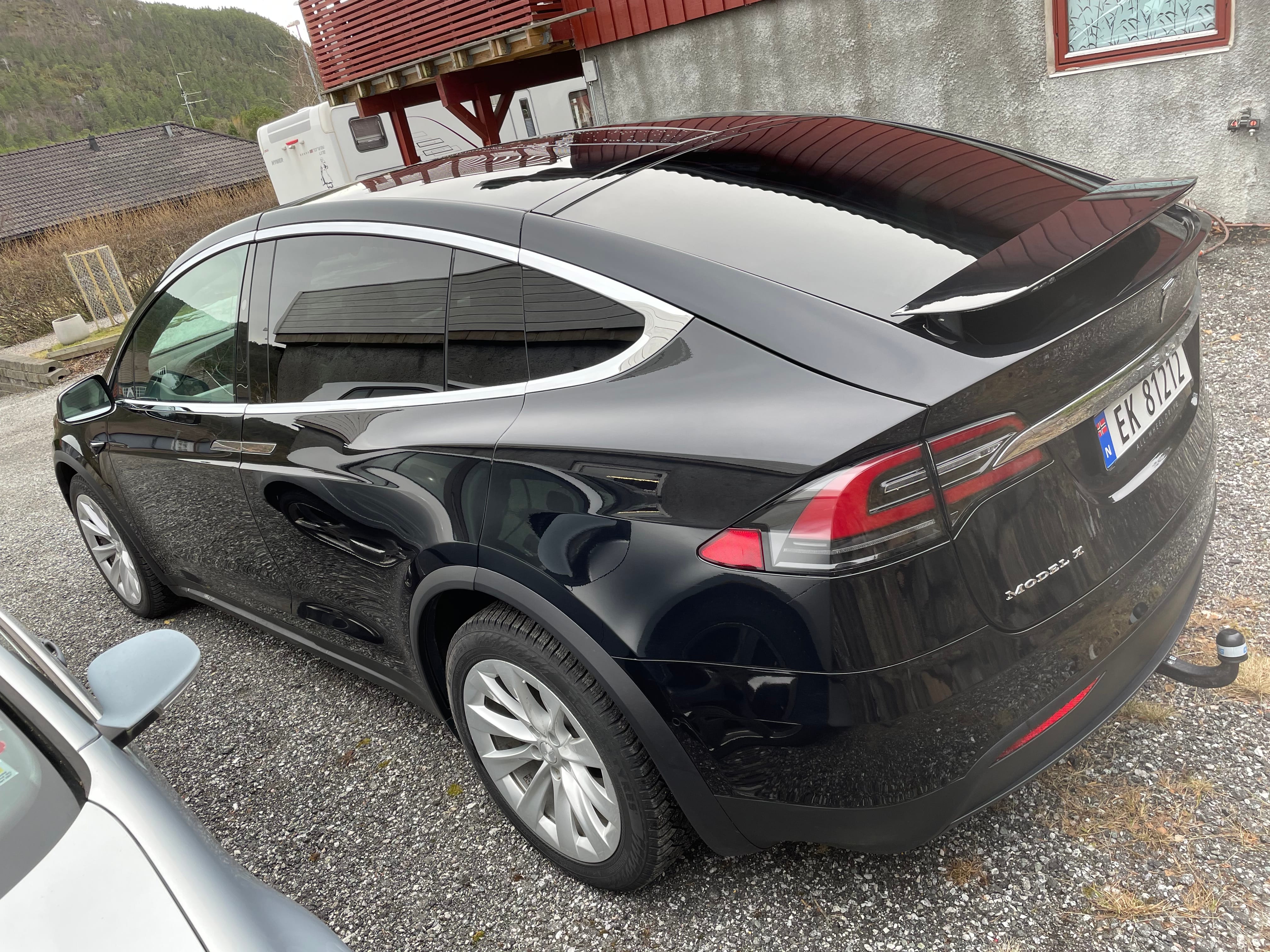 Tesla Model X med Ryggekamera