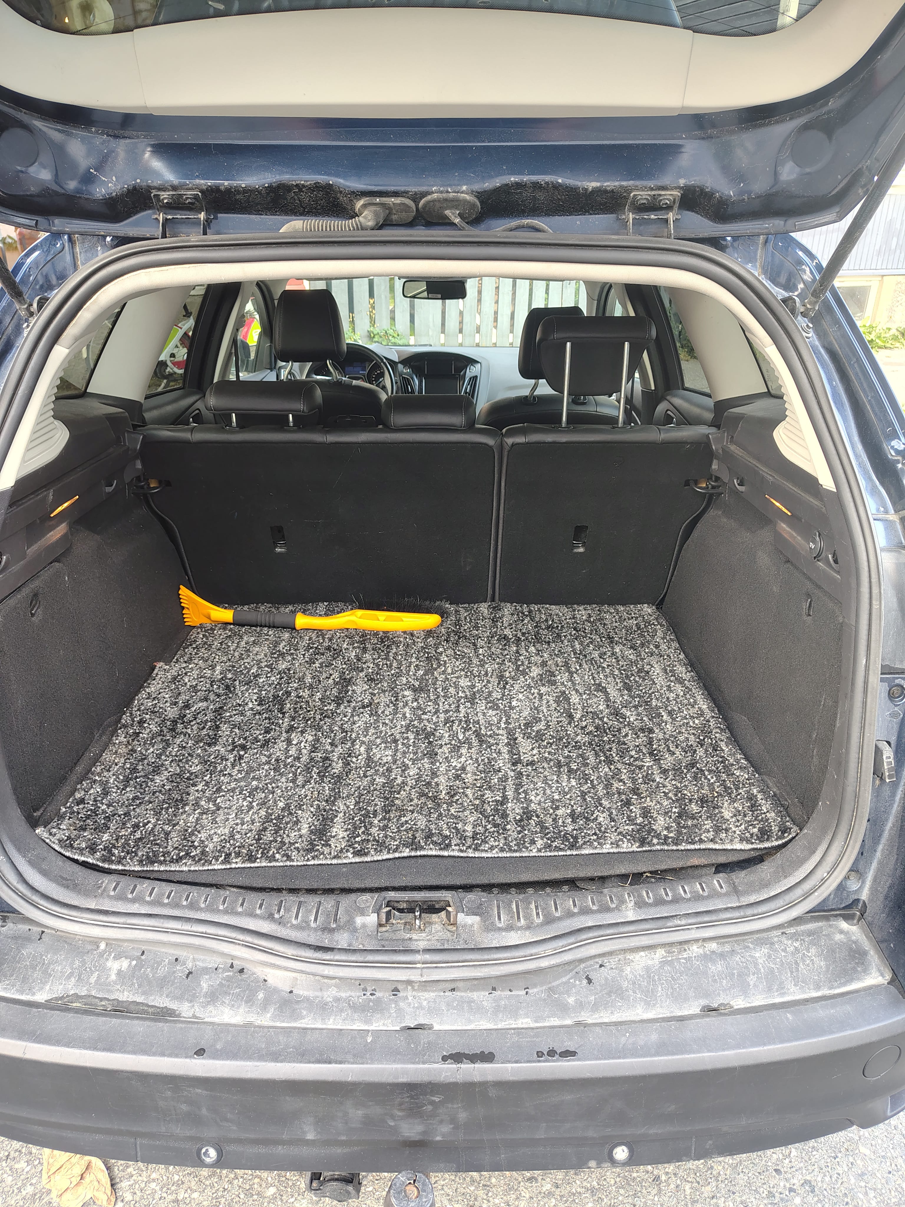 Ford Focus Stasjonsvogn med skiboks med Lydinngang