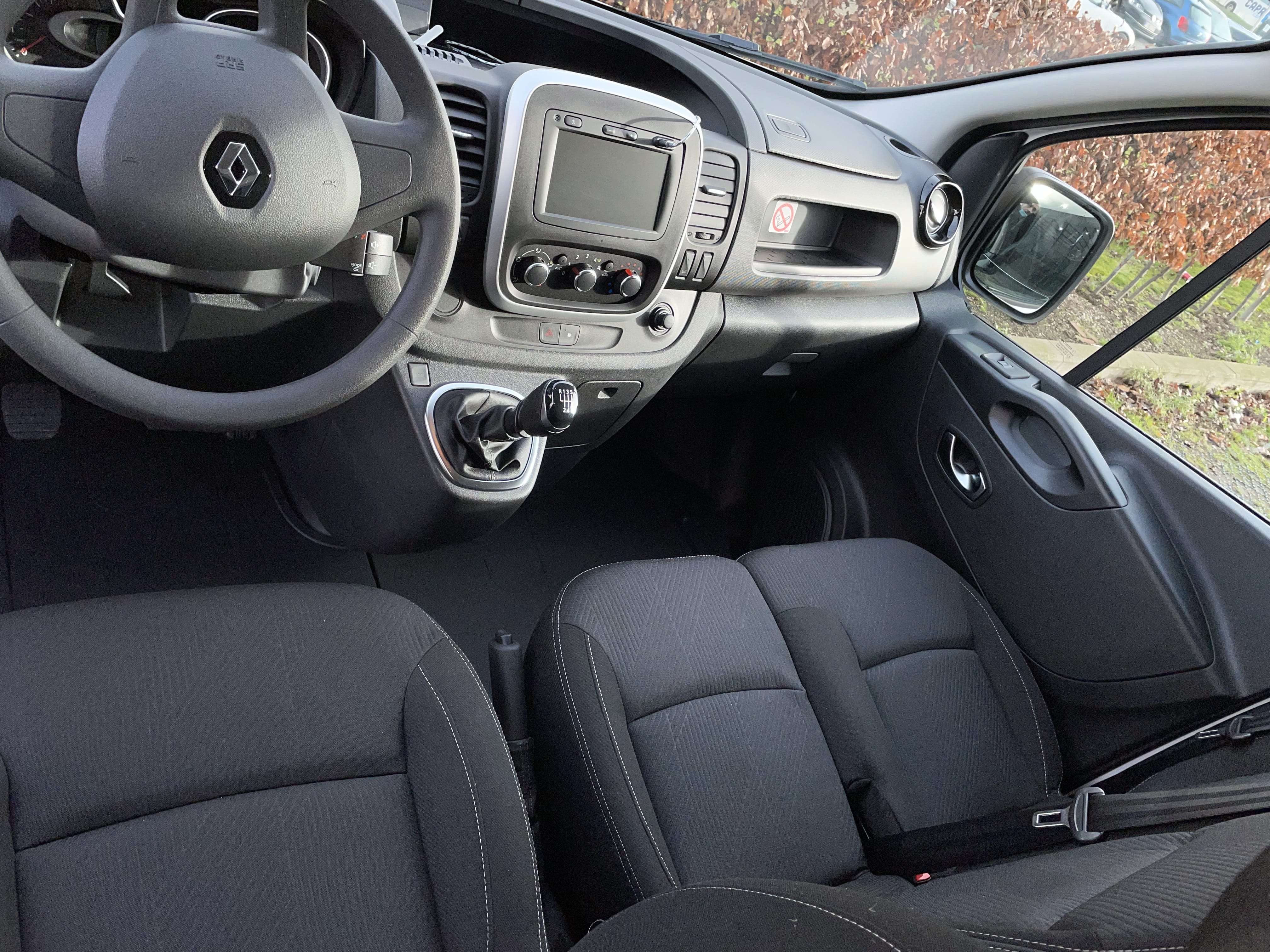 Renault Trafic Grand Confort L2H1 bleu dCi 145 avec Apple CarPlay