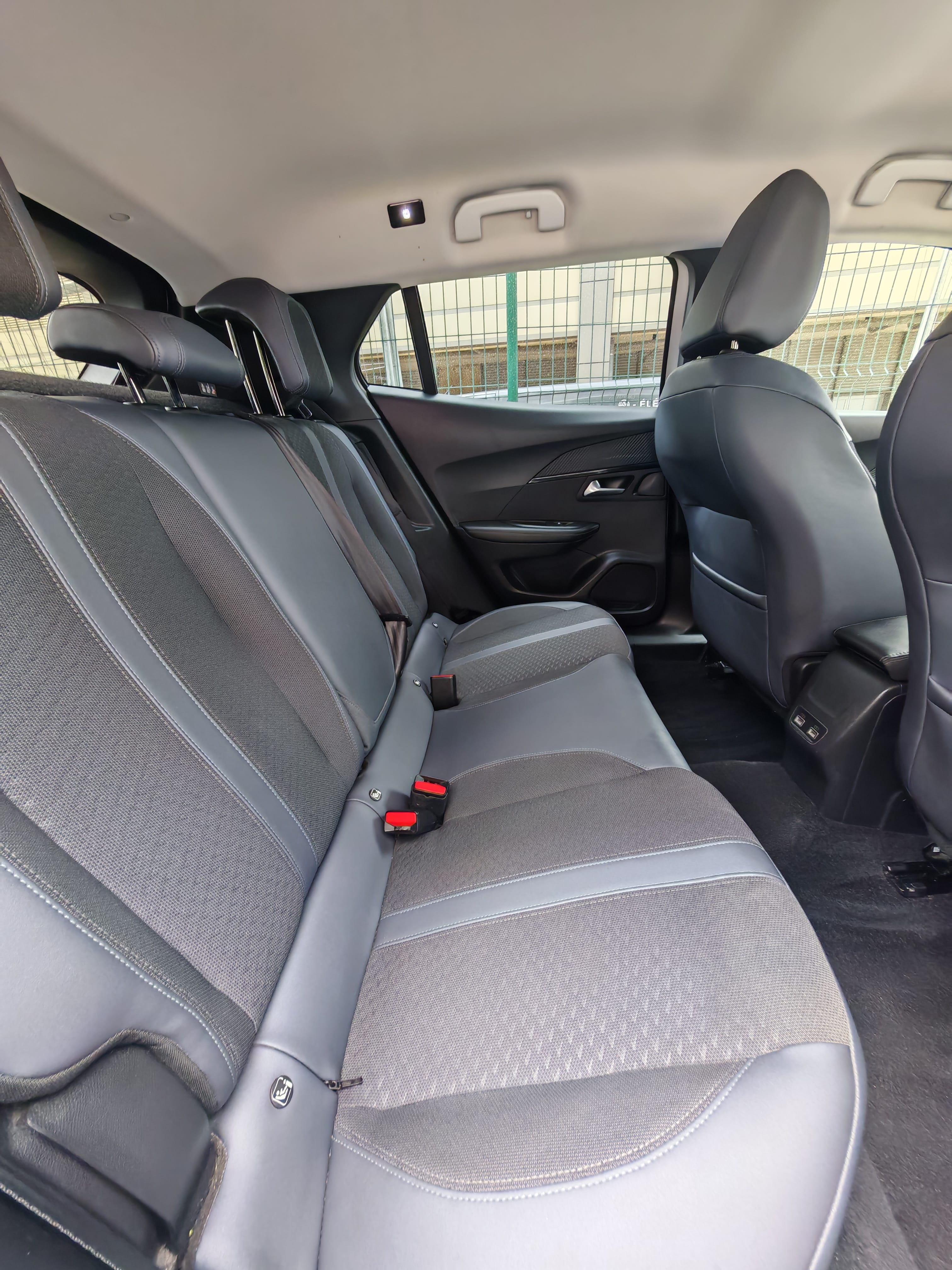 Peugeot e-2008  100% électrique – Confort et simplicité à Paris avec Siège bébé