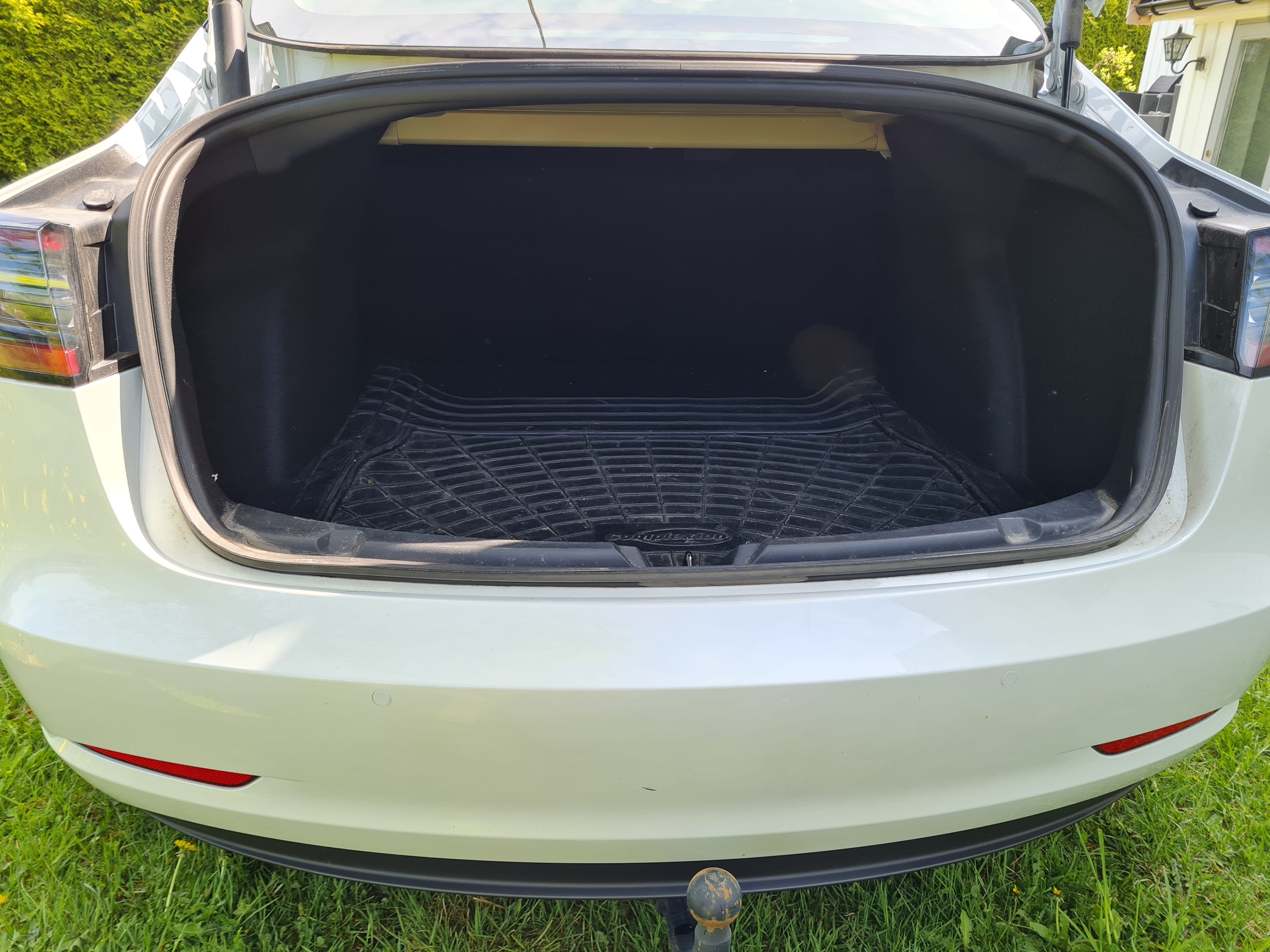 Tesla Model 3 med Babysete