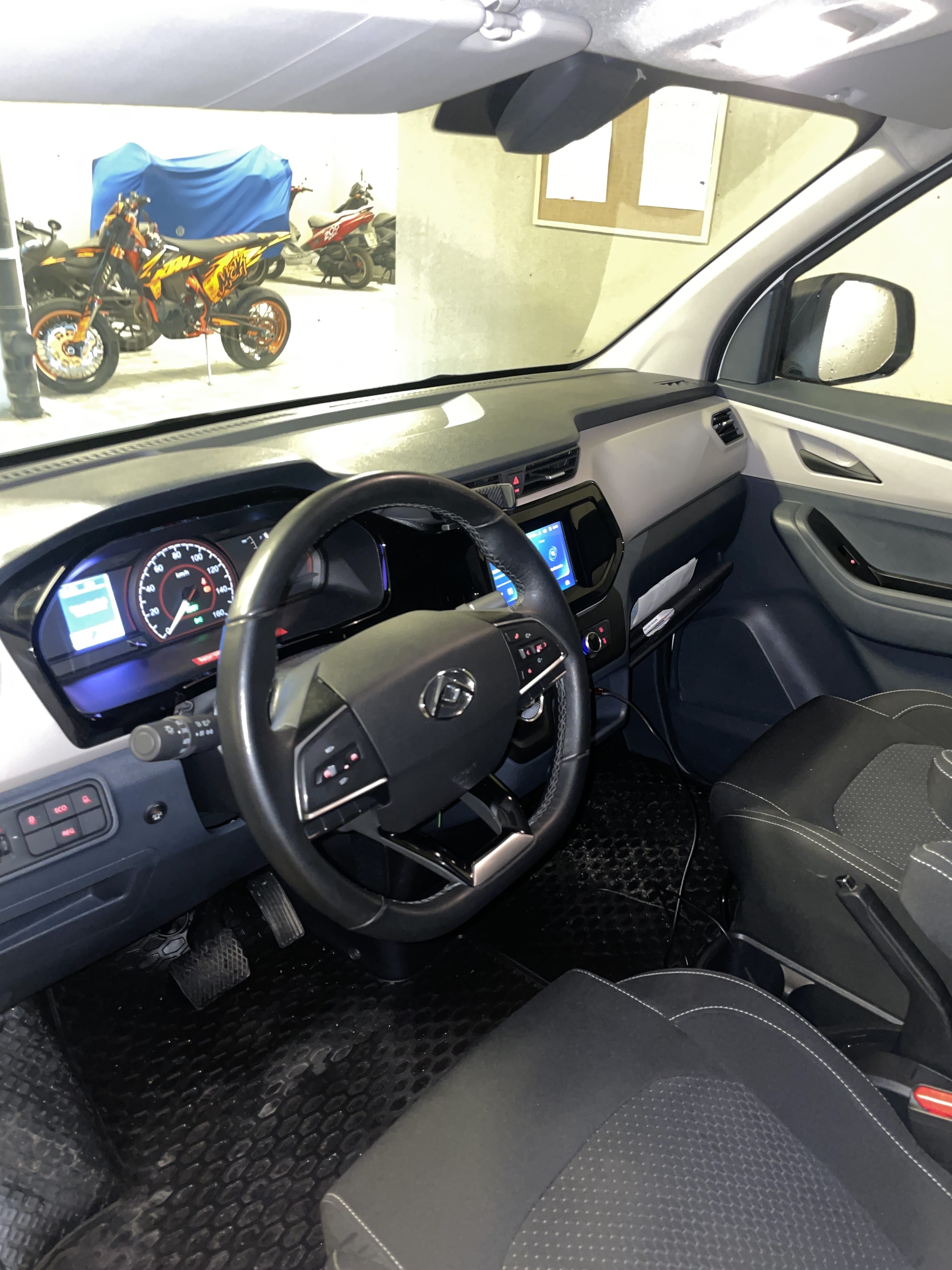 Maxus eDeliver 3 with Bluetooth audio