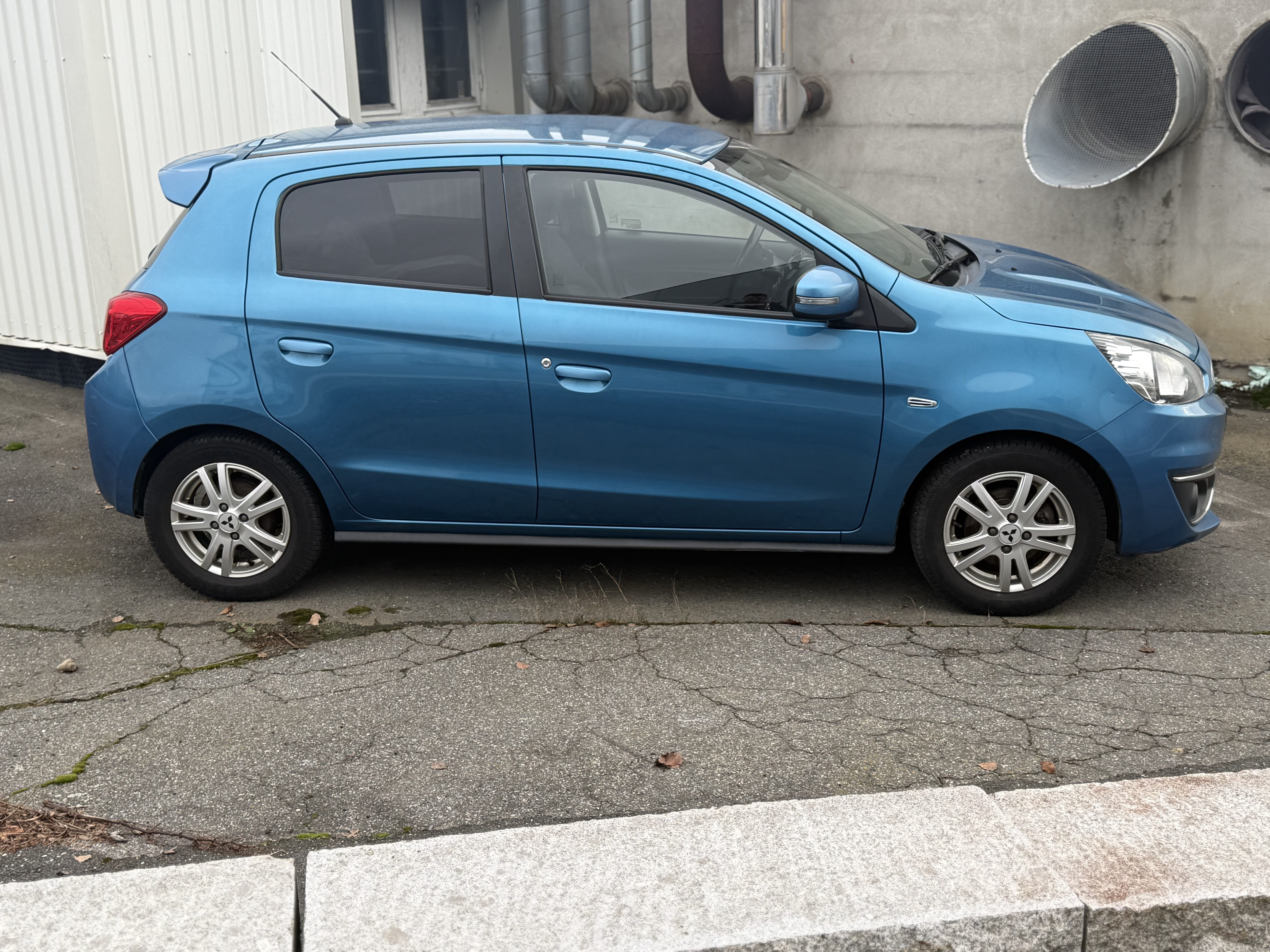 Mitsubishi Space Star Bensin 2016 med Vinterdekk