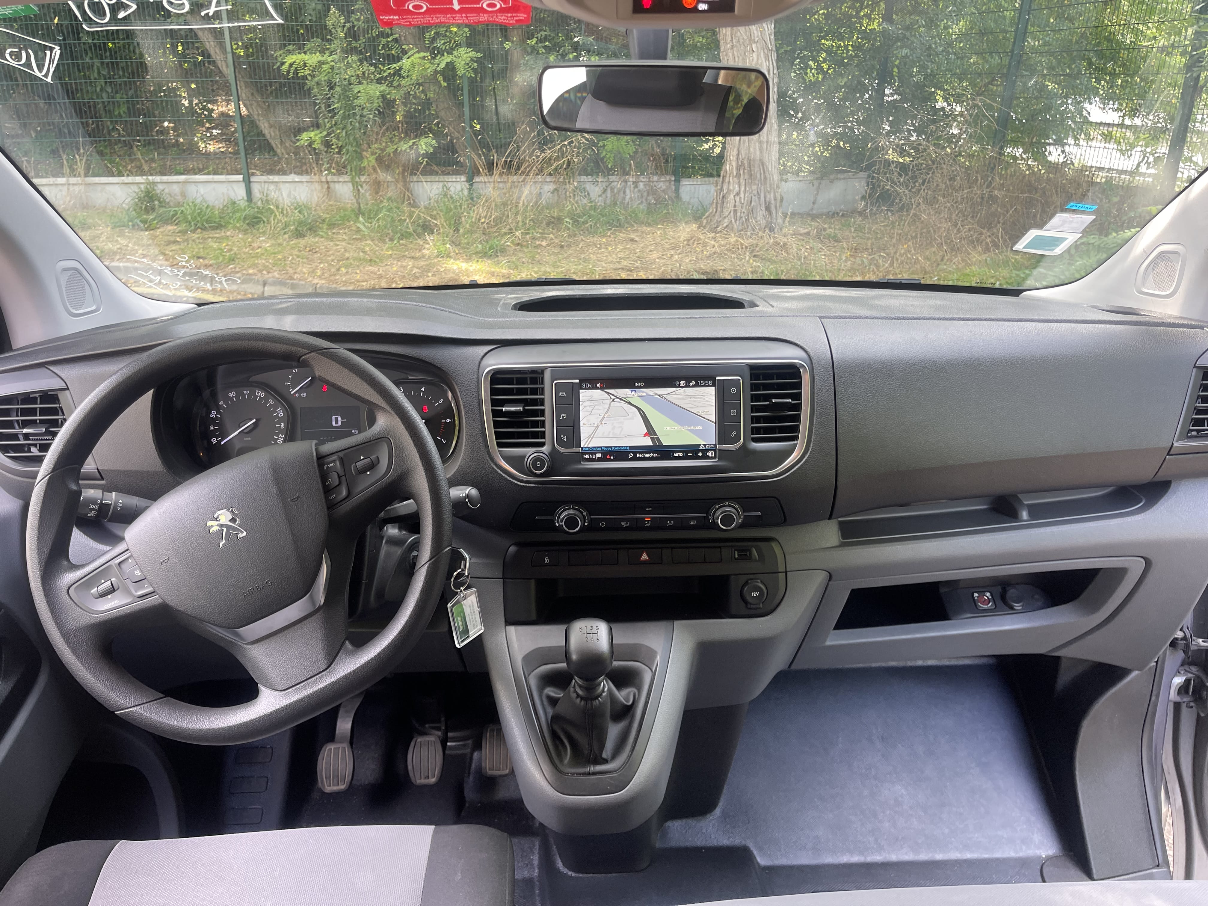Peugeot Expert Combi mit Navigationsgerät