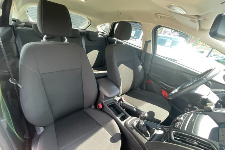 Ford Focus avec Entrée audio / iPod