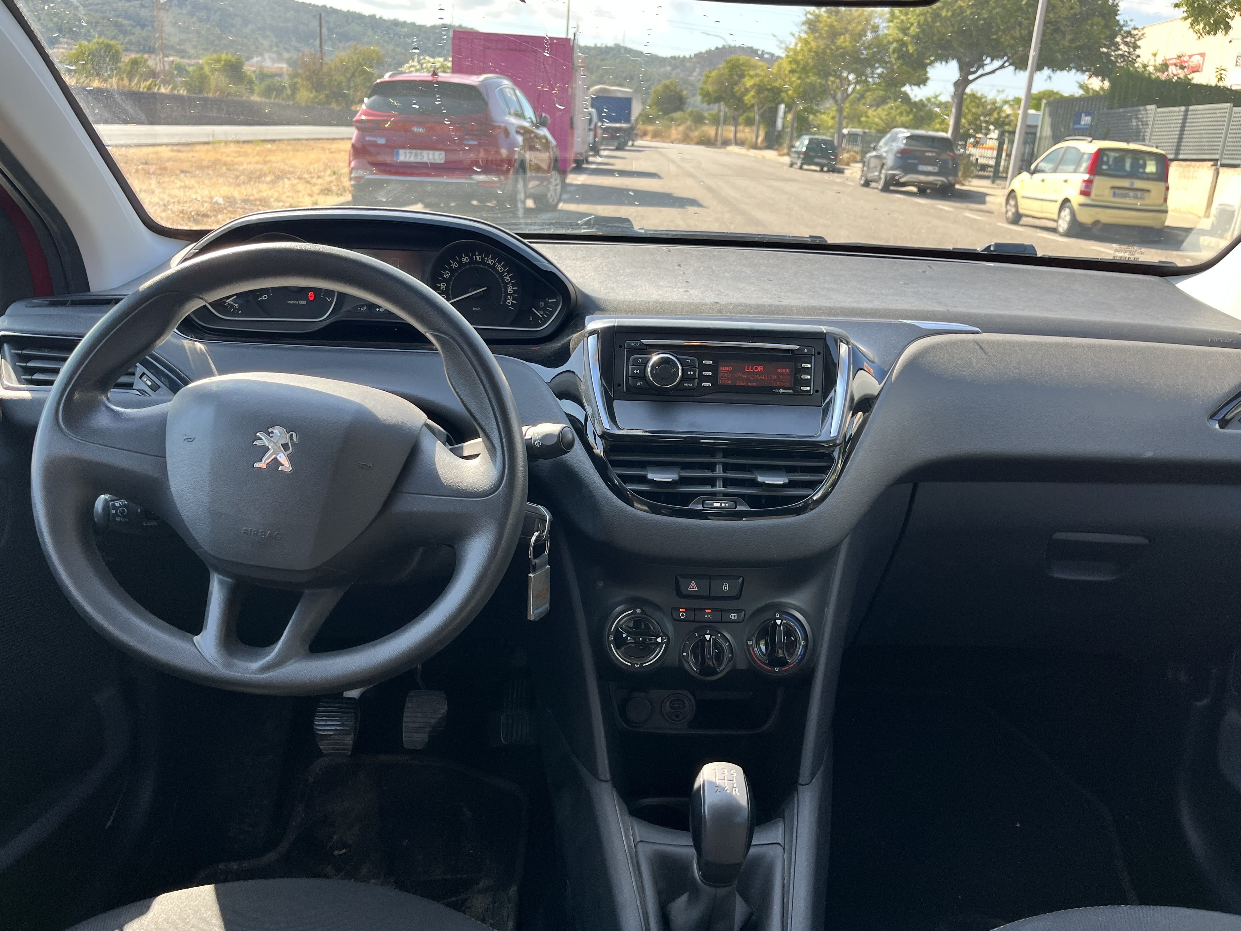 Peugeot 208 con Silla infantil
