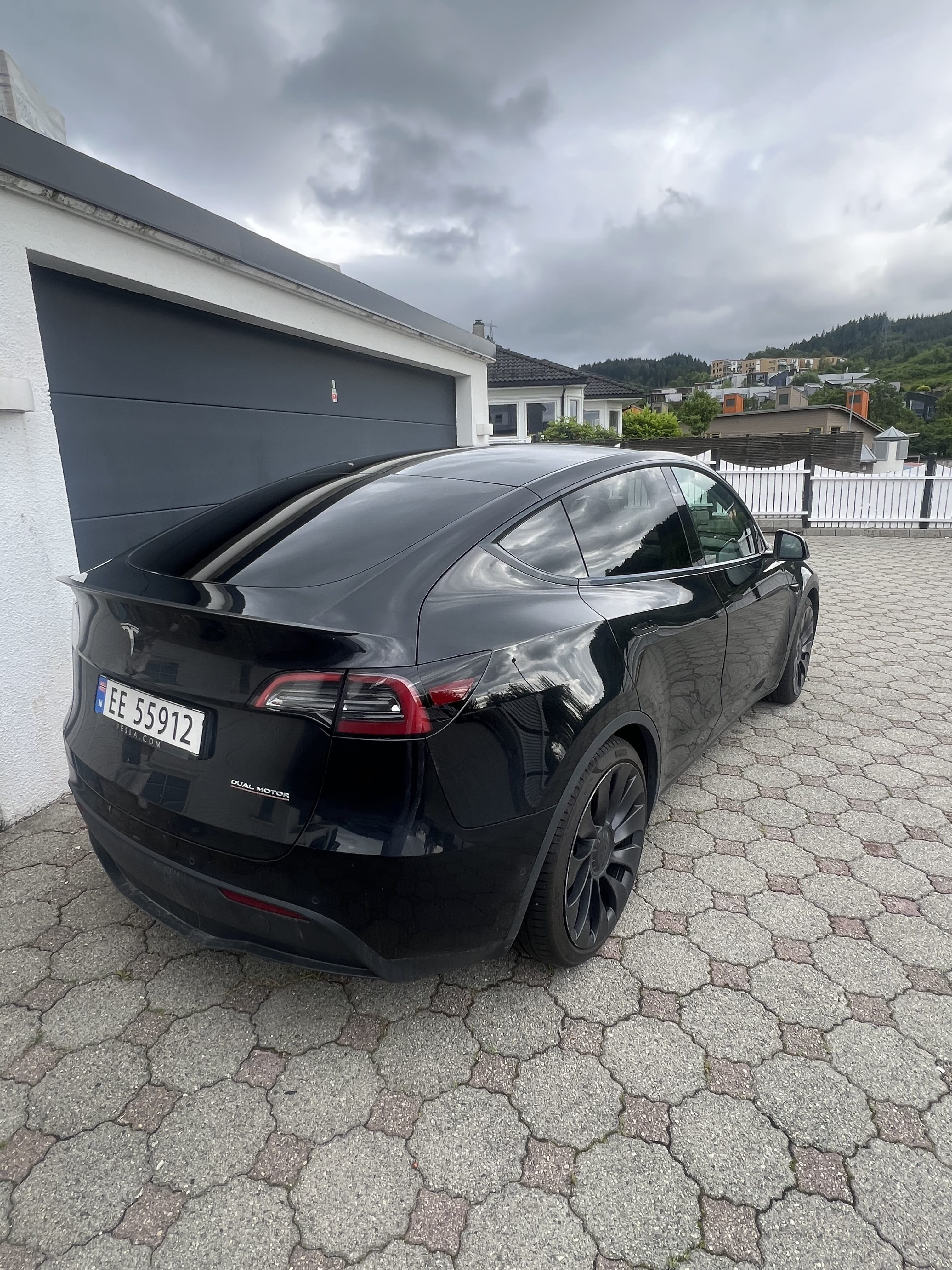 Tesla Model Y Performance med GPS