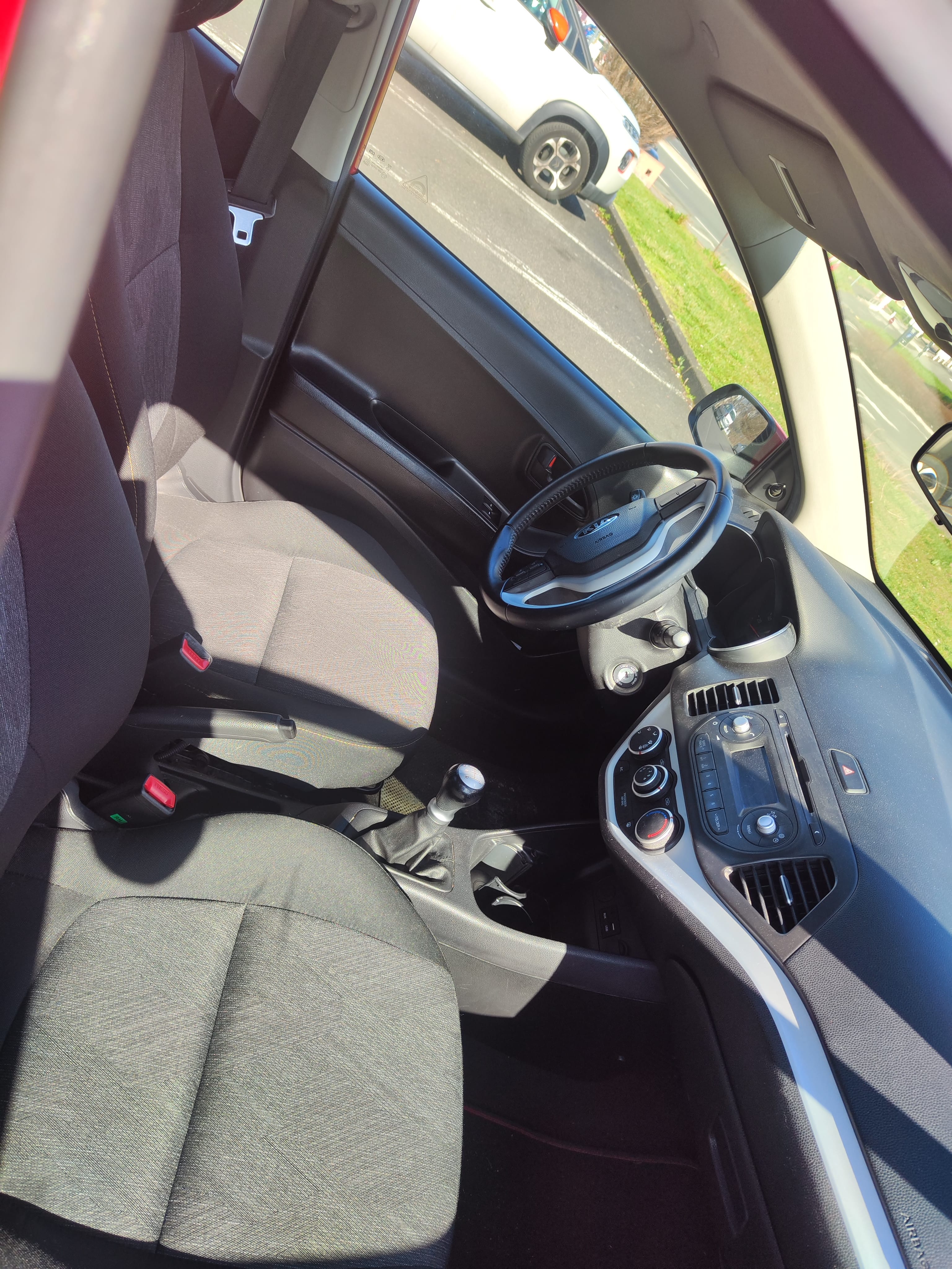 Kia Picanto Véhicule essence avec Audio Bluetooth