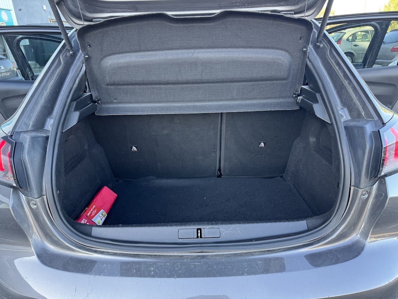 Peugeot 208 Ess BV auto DX095LR