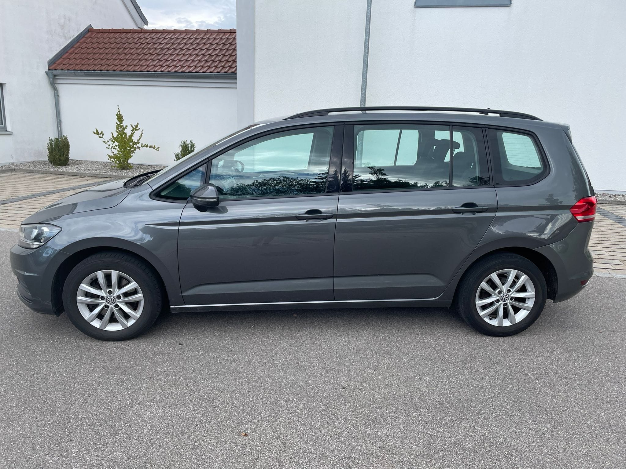 Volkswagen Touran 1.6 TDI Diesel with Air conditioning
