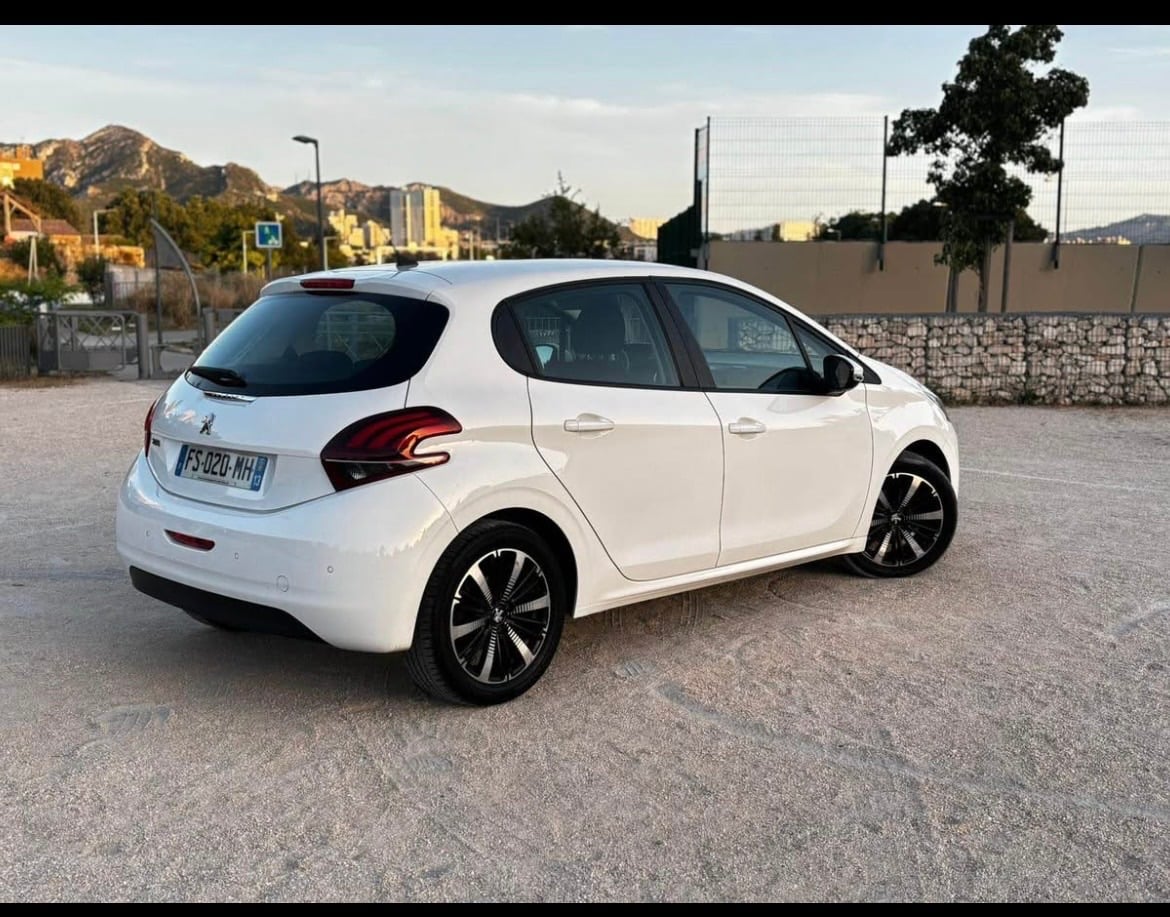 Peugeot 208 1.5HDI con GPS