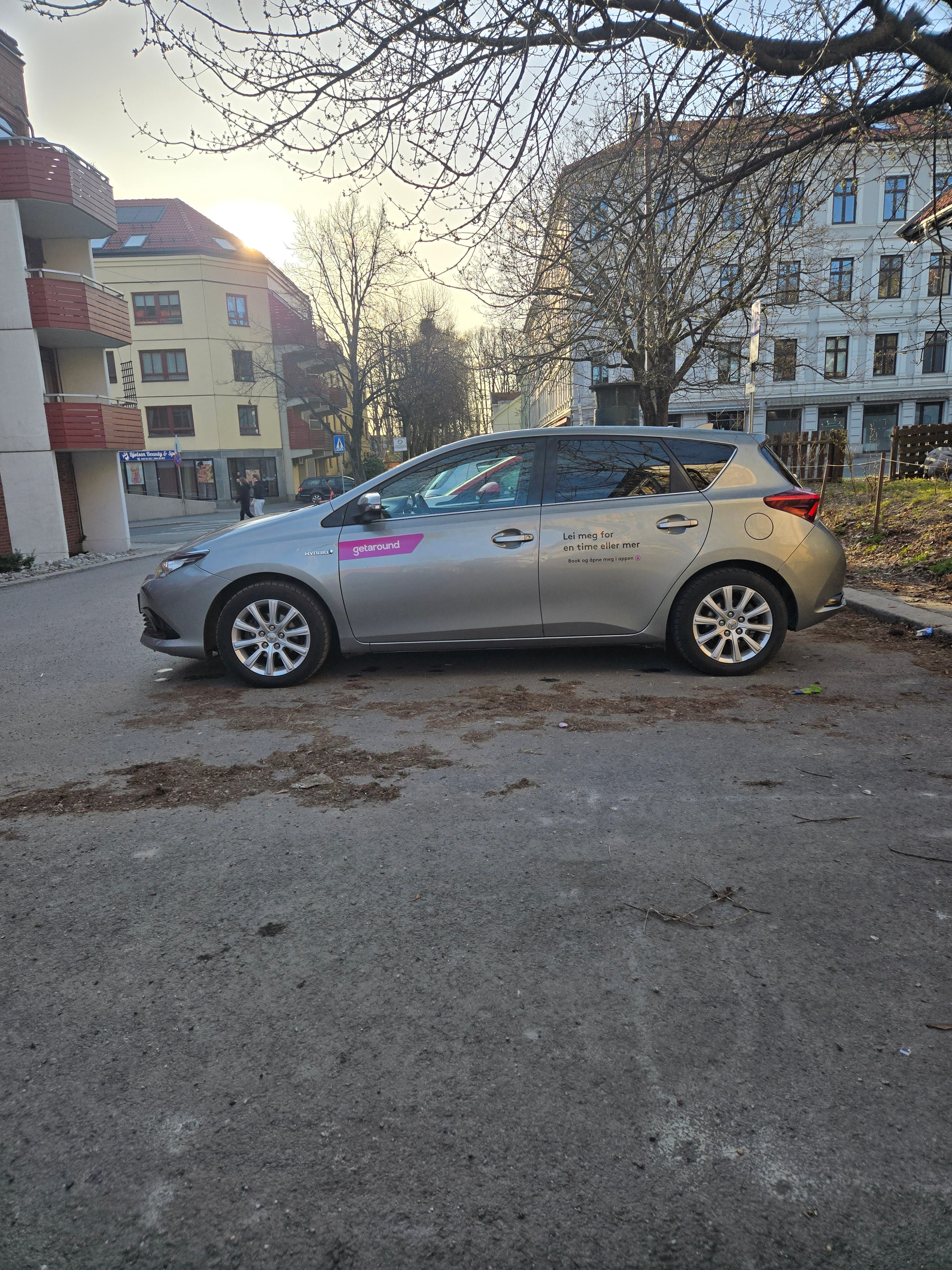 Toyota Auris 1,8 Bensin, Automat, romslig, Navi, Inkl Beboerkort parkering med Aircondition