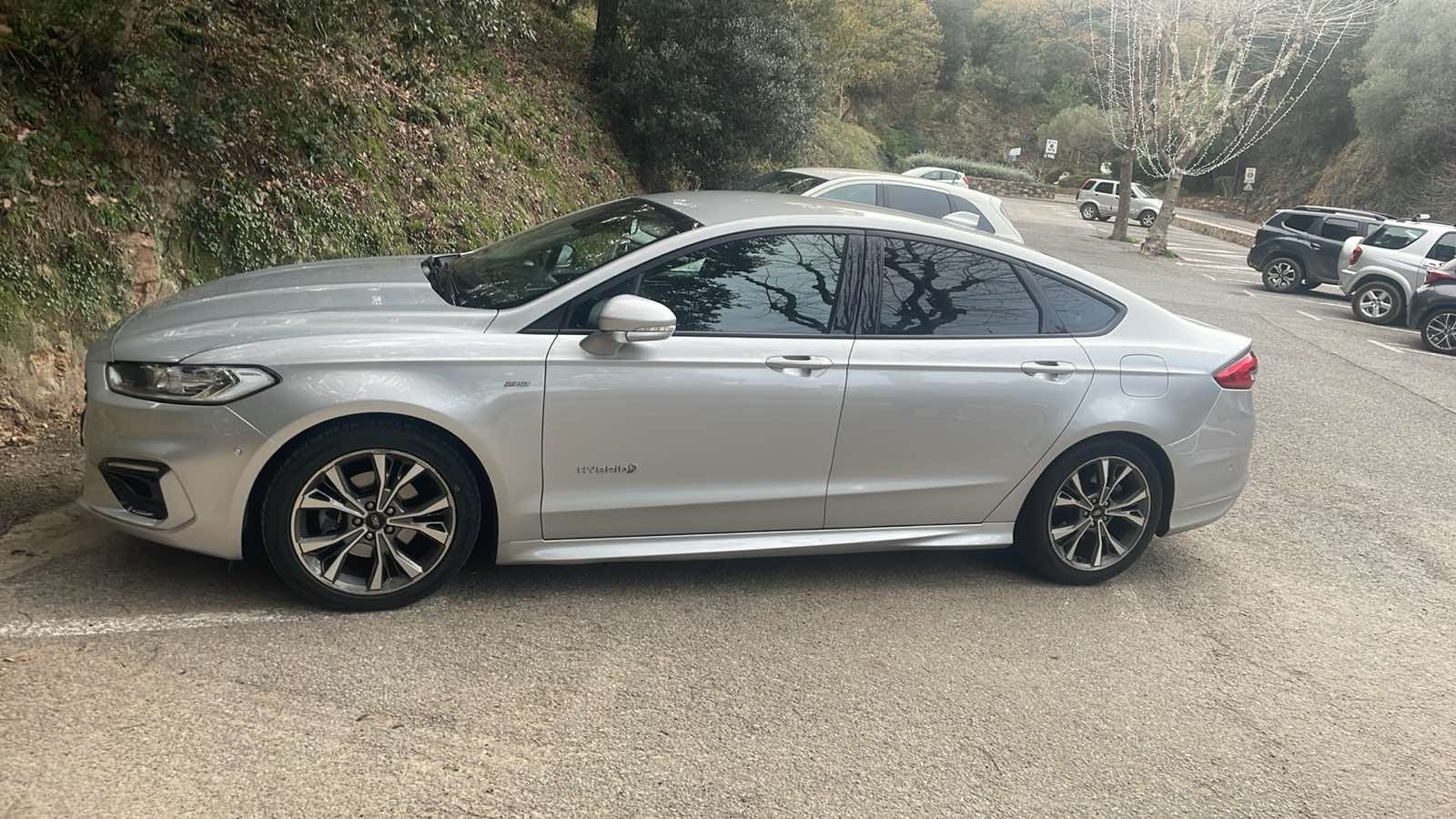 Ford Mondeo Hybride avec Siège bébé