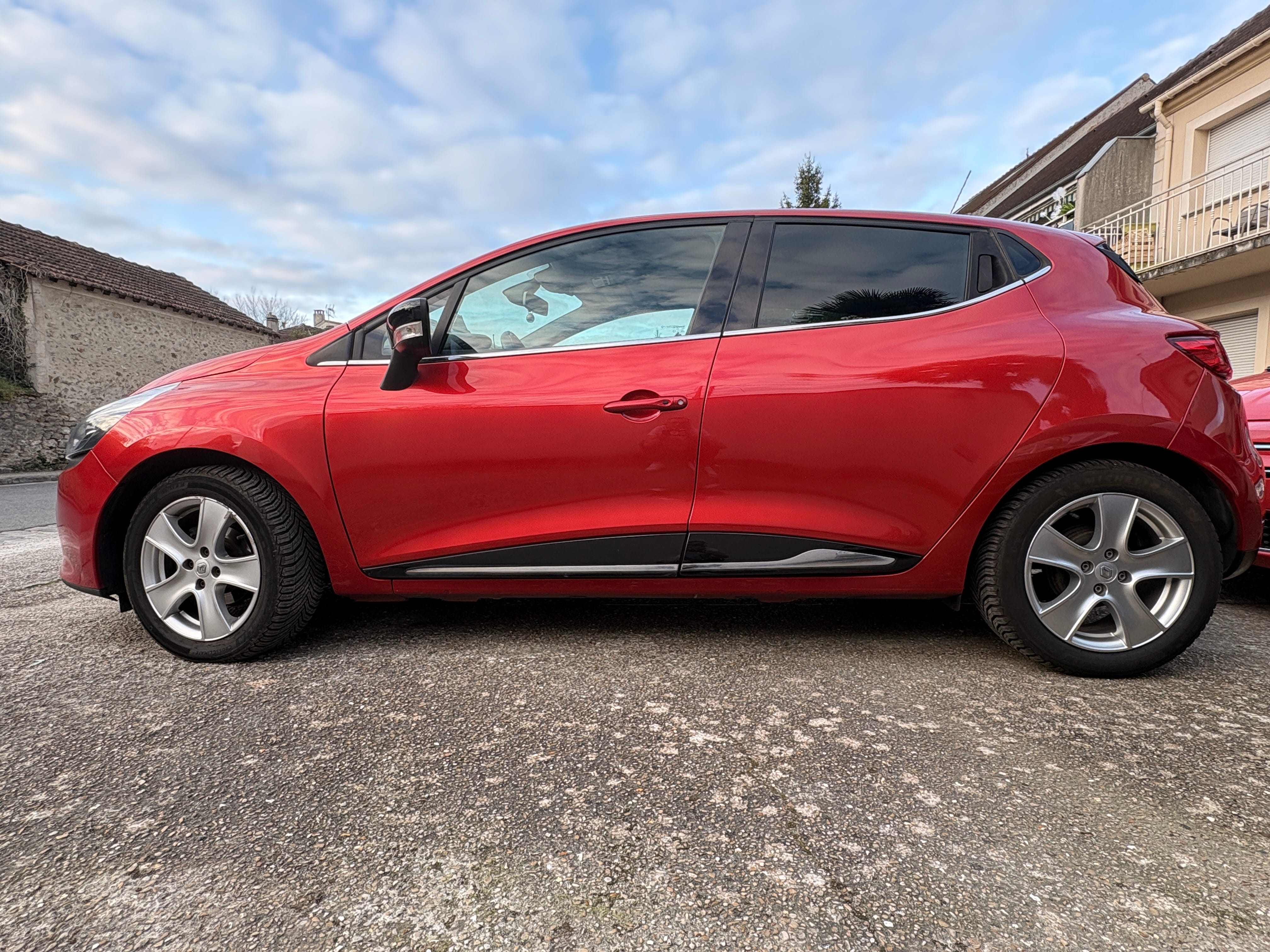 Renault Clio Intens 2015, idéale ville et week-end, économique ! avec Climatisation