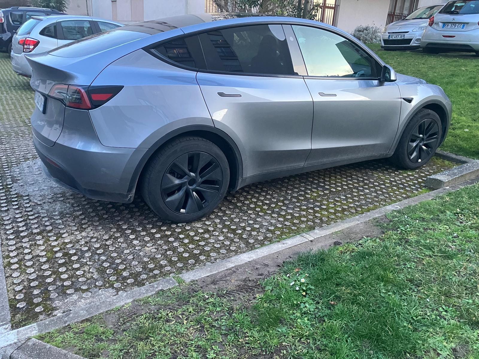 Tesla Model Y Standard Range avec Régulateur de vitesse