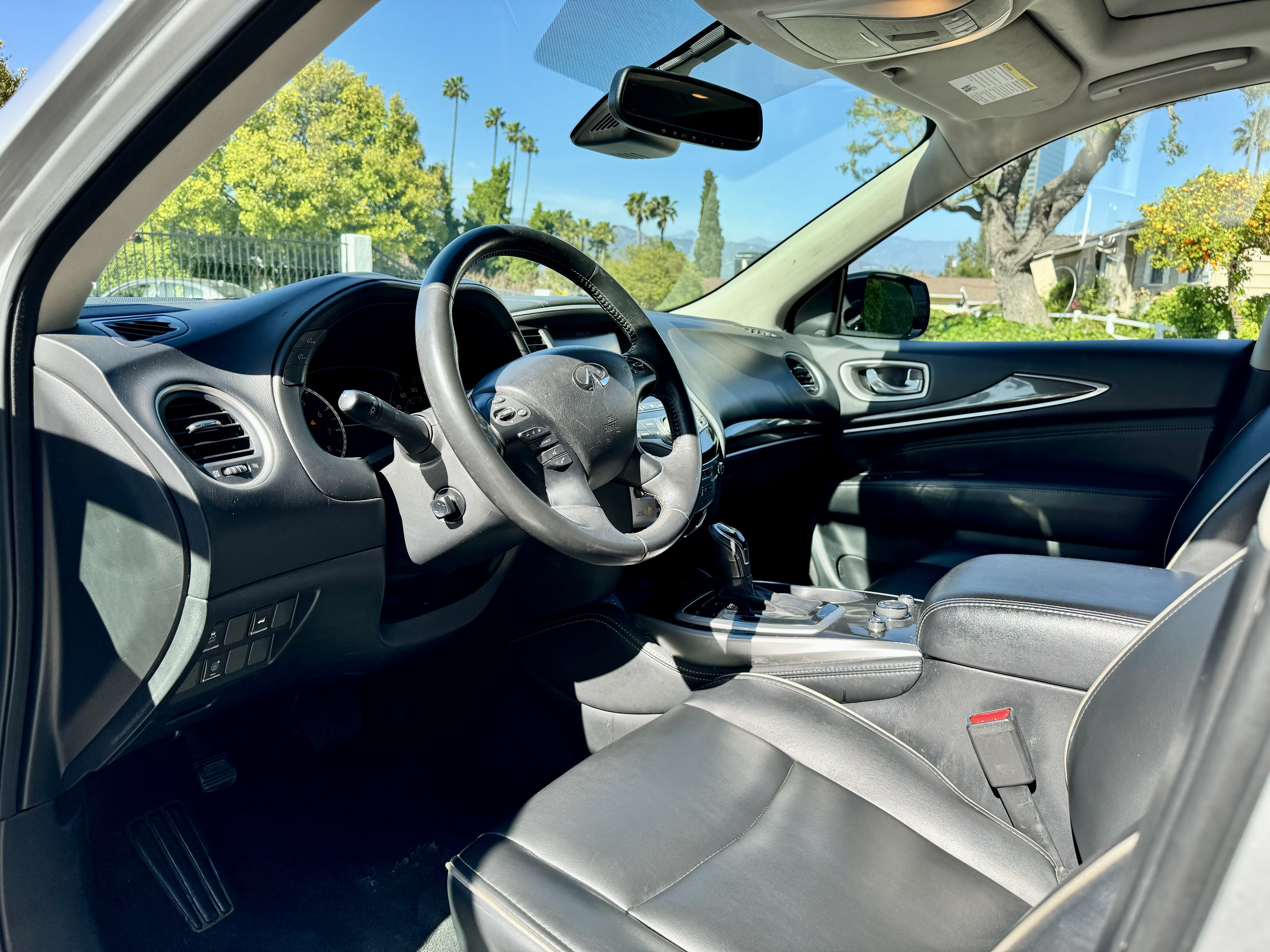 Infiniti QX60 Luxe with Bluetooth audio
