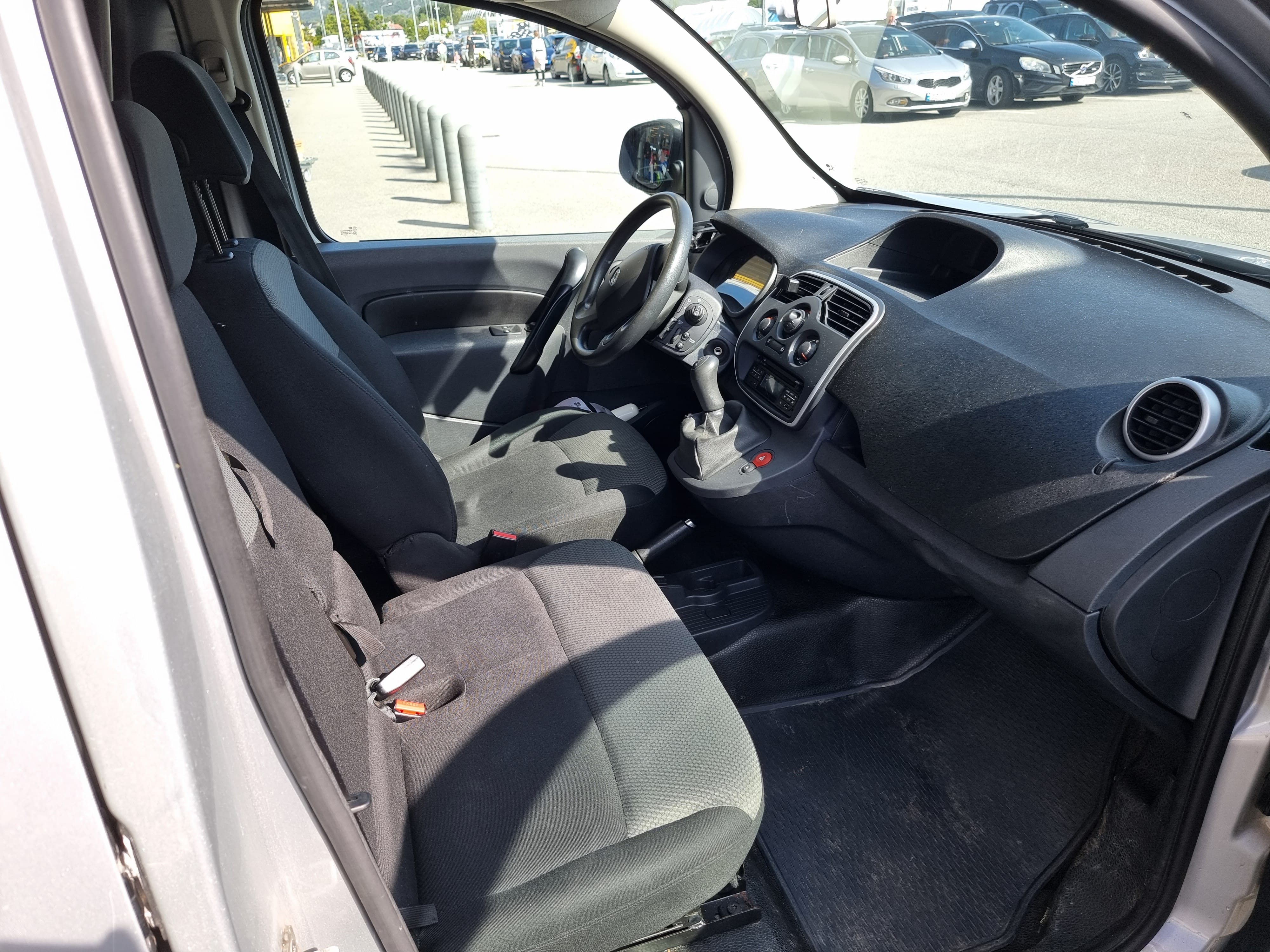 Renault Kangoo Varebil 1.5 Diesel, Manual, 4mc2, 3 seats, freecamping possible with Audio / iPod input