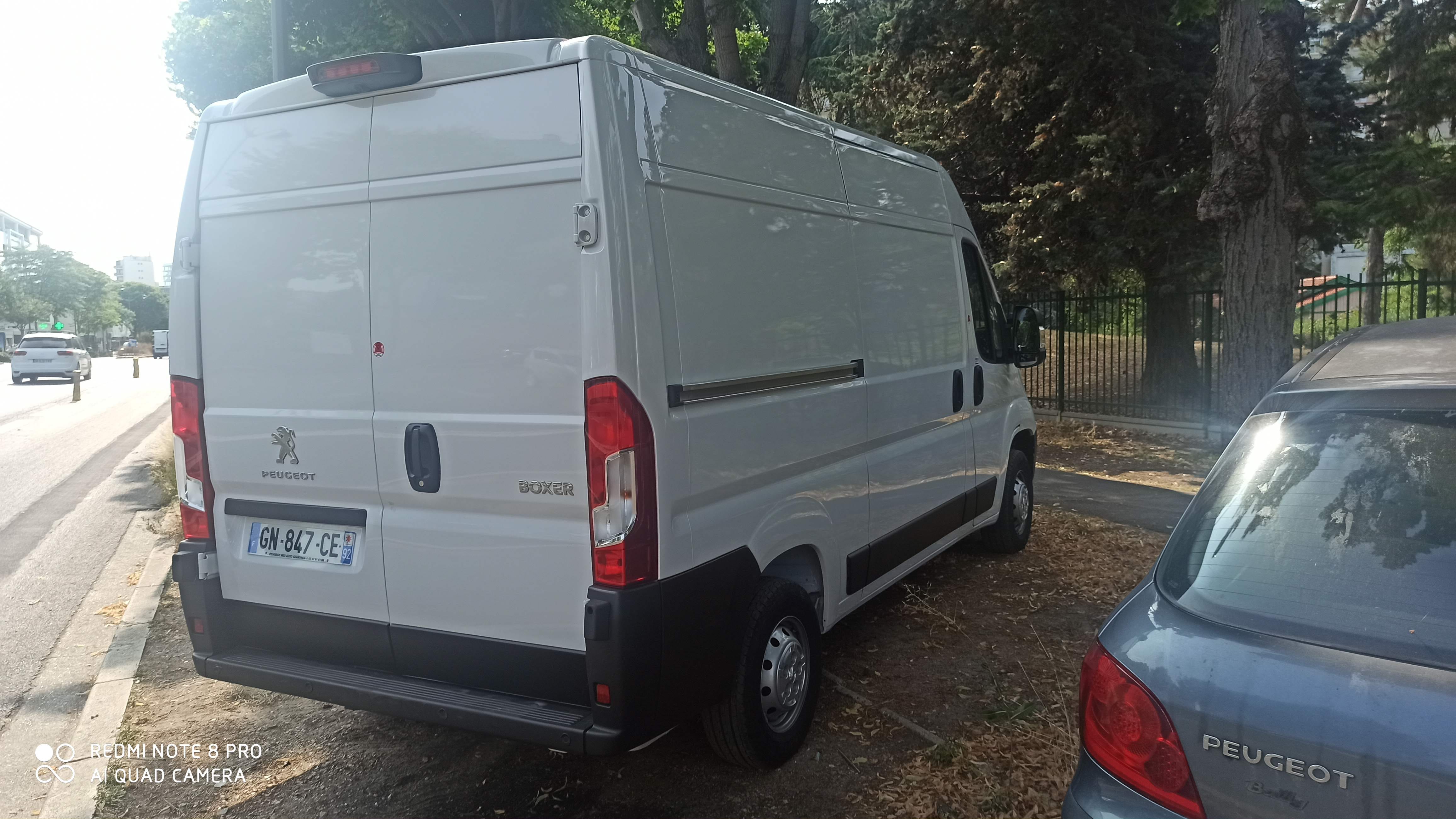 Peugeot Boxer avec diable et rampes mit Navigationsgerät