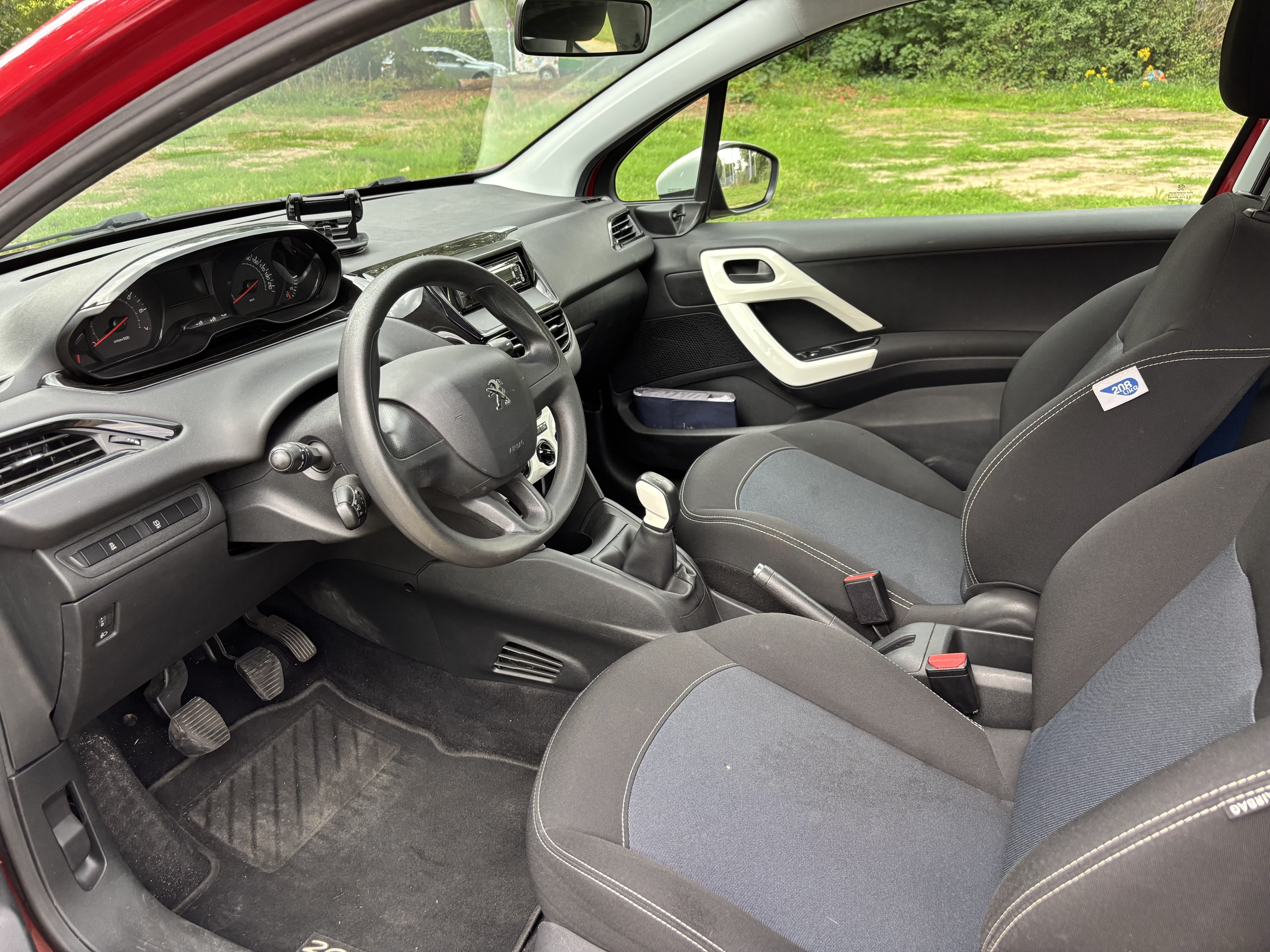 Peugeot 208 - Rot mit Winterreifen