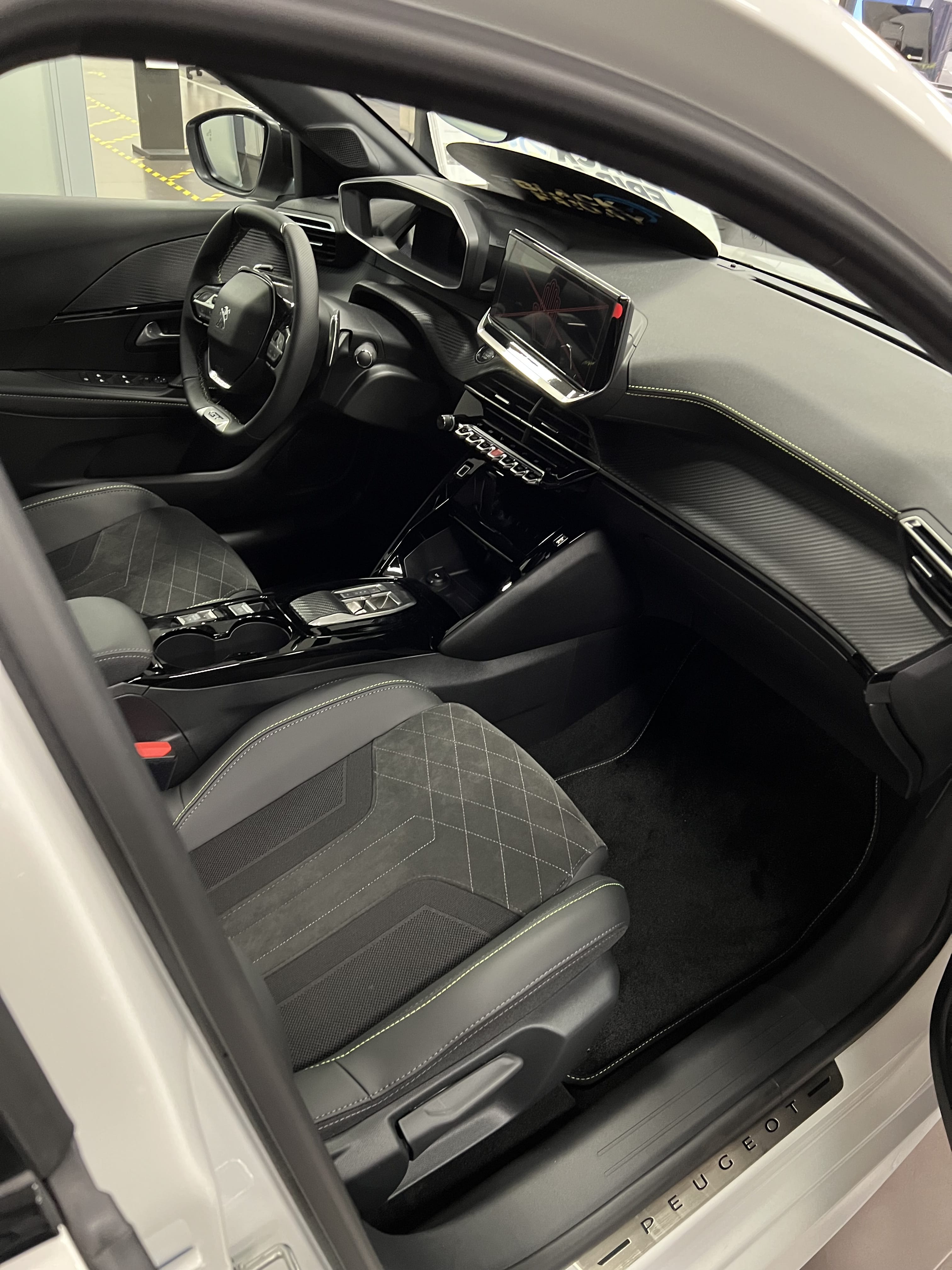 Peugeot 208 GTI avec Apple CarPlay