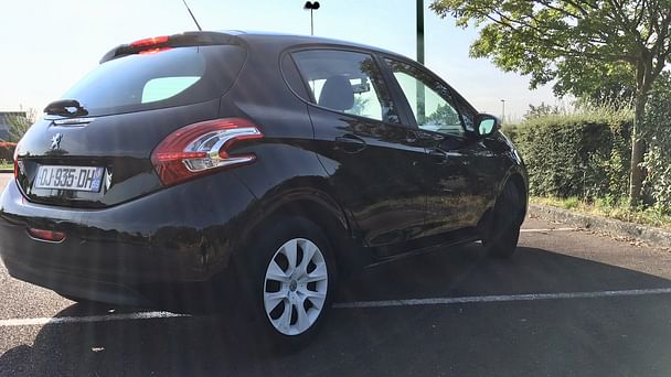 Peugeot 208 Louez la Peugeot 208 Essence – Confort, Économie et Polyvalence ! avec Régulateur de vitesse