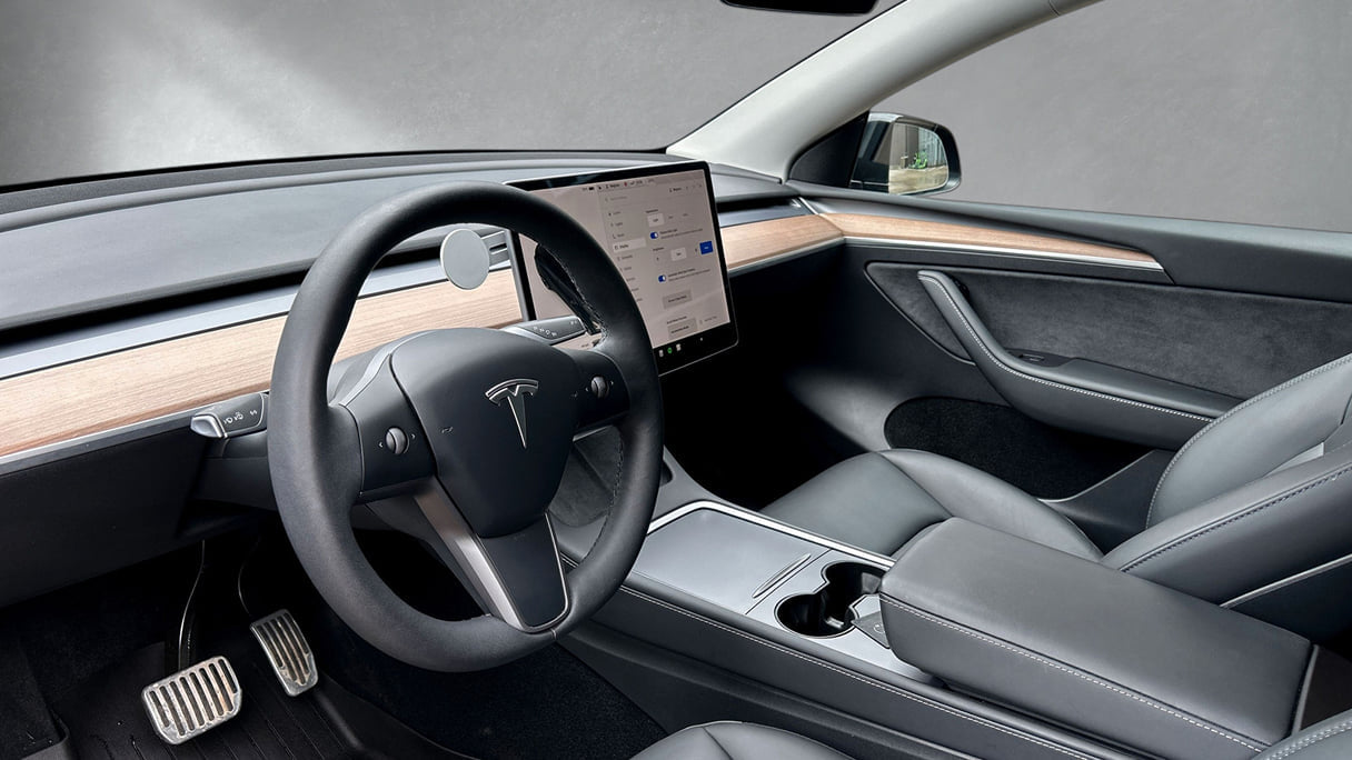 Tesla Model Y med Cruisekontroll
