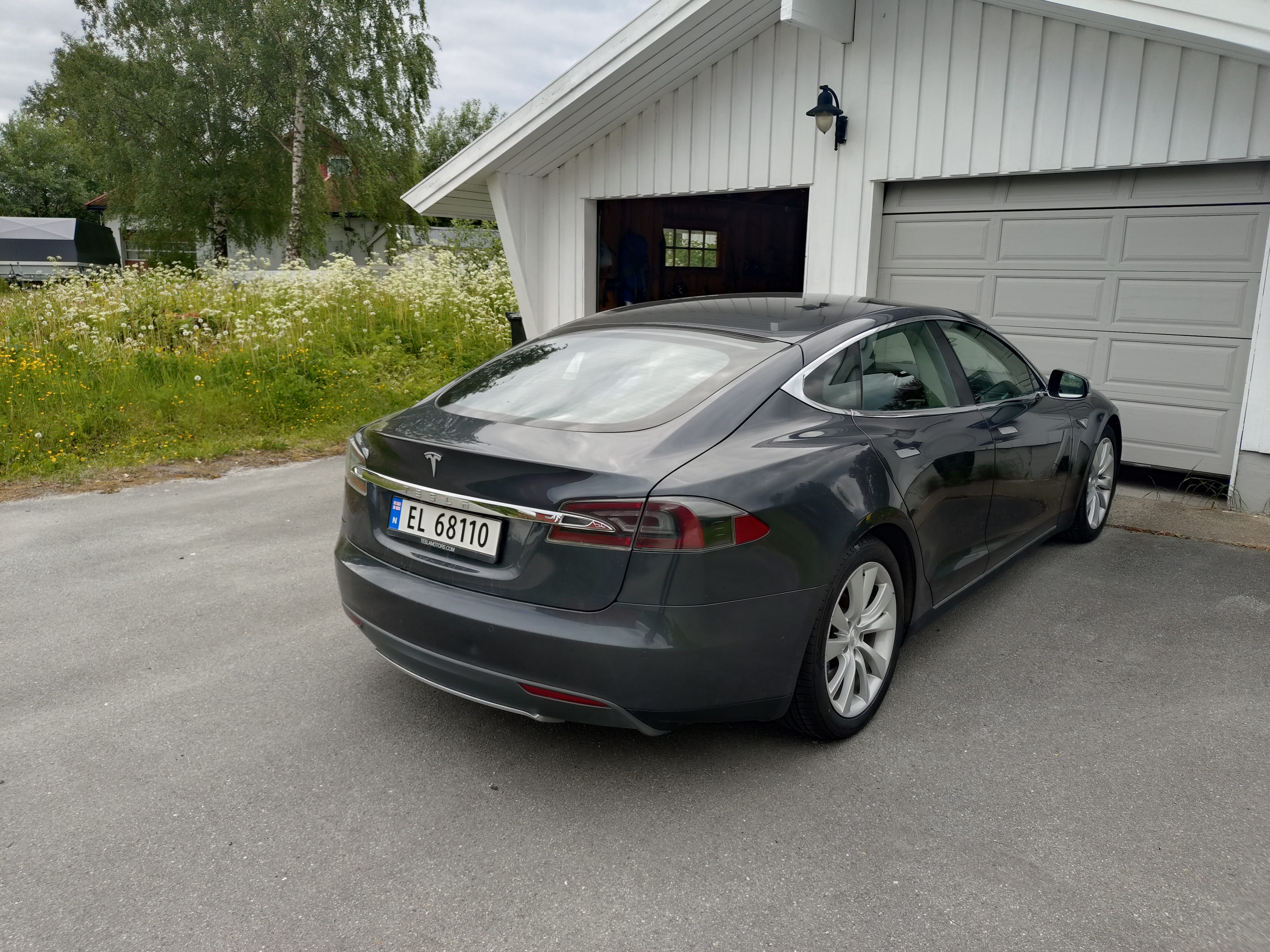 Tesla Model S med Ryggekamera