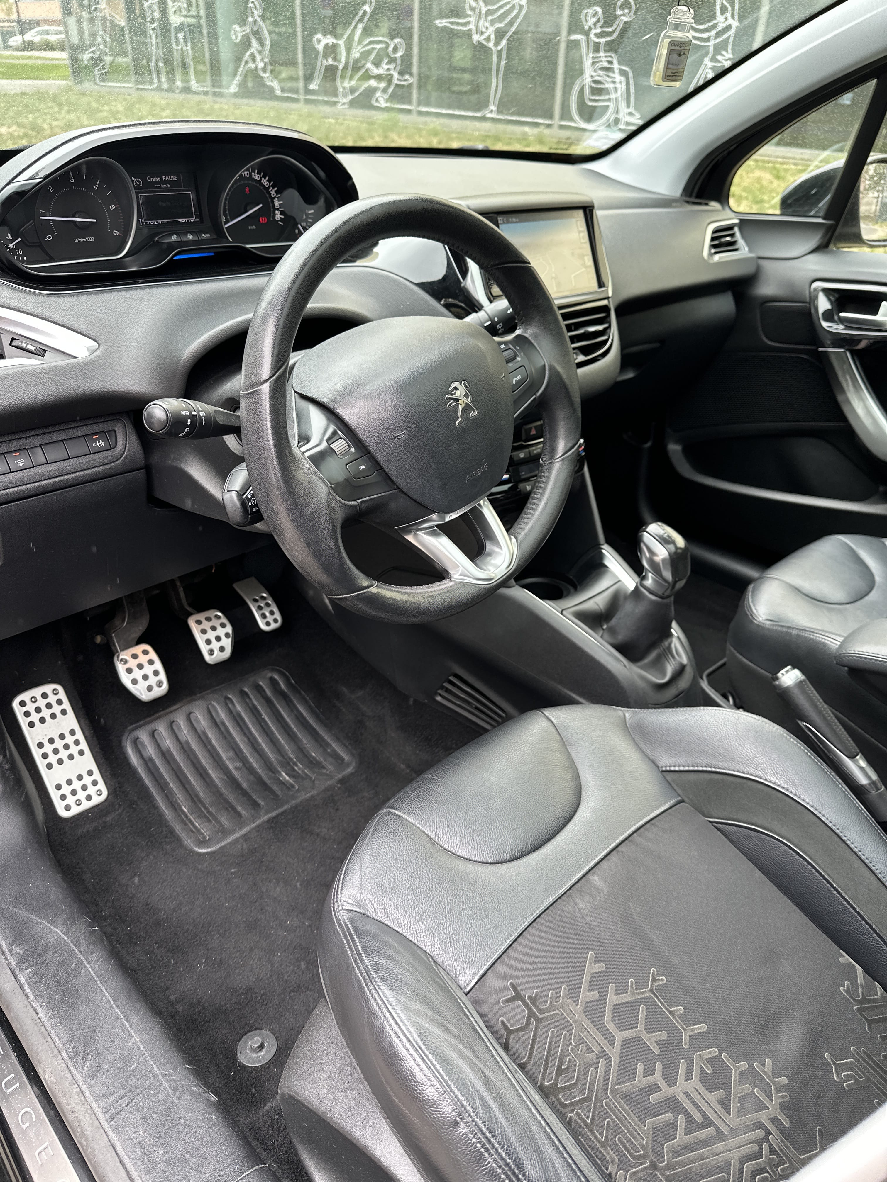 Peugeot 208 FÉLINE TOIT PANORAMIQUE avec GPS