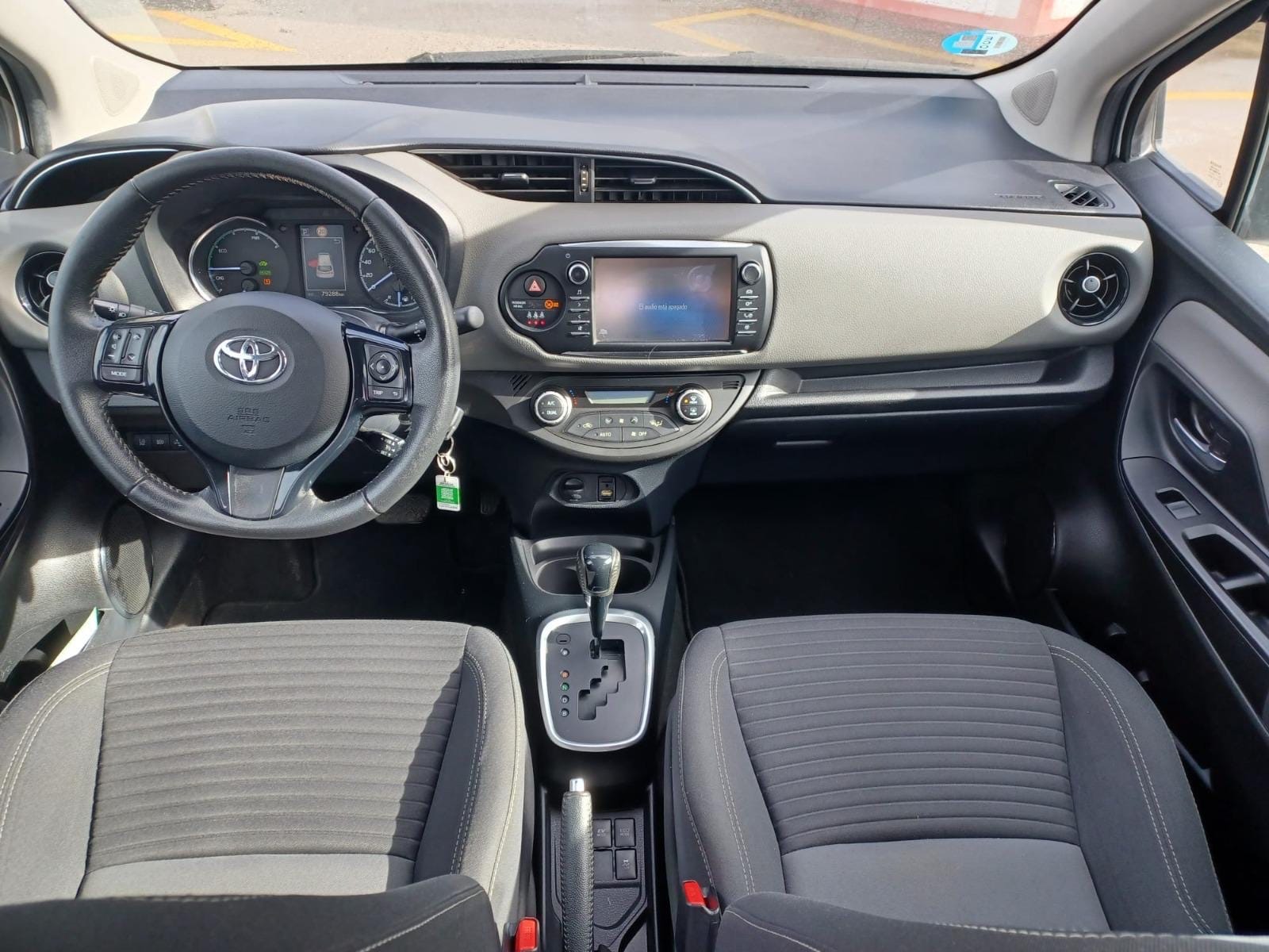 Toyota Yaris Híbrido med Babysete