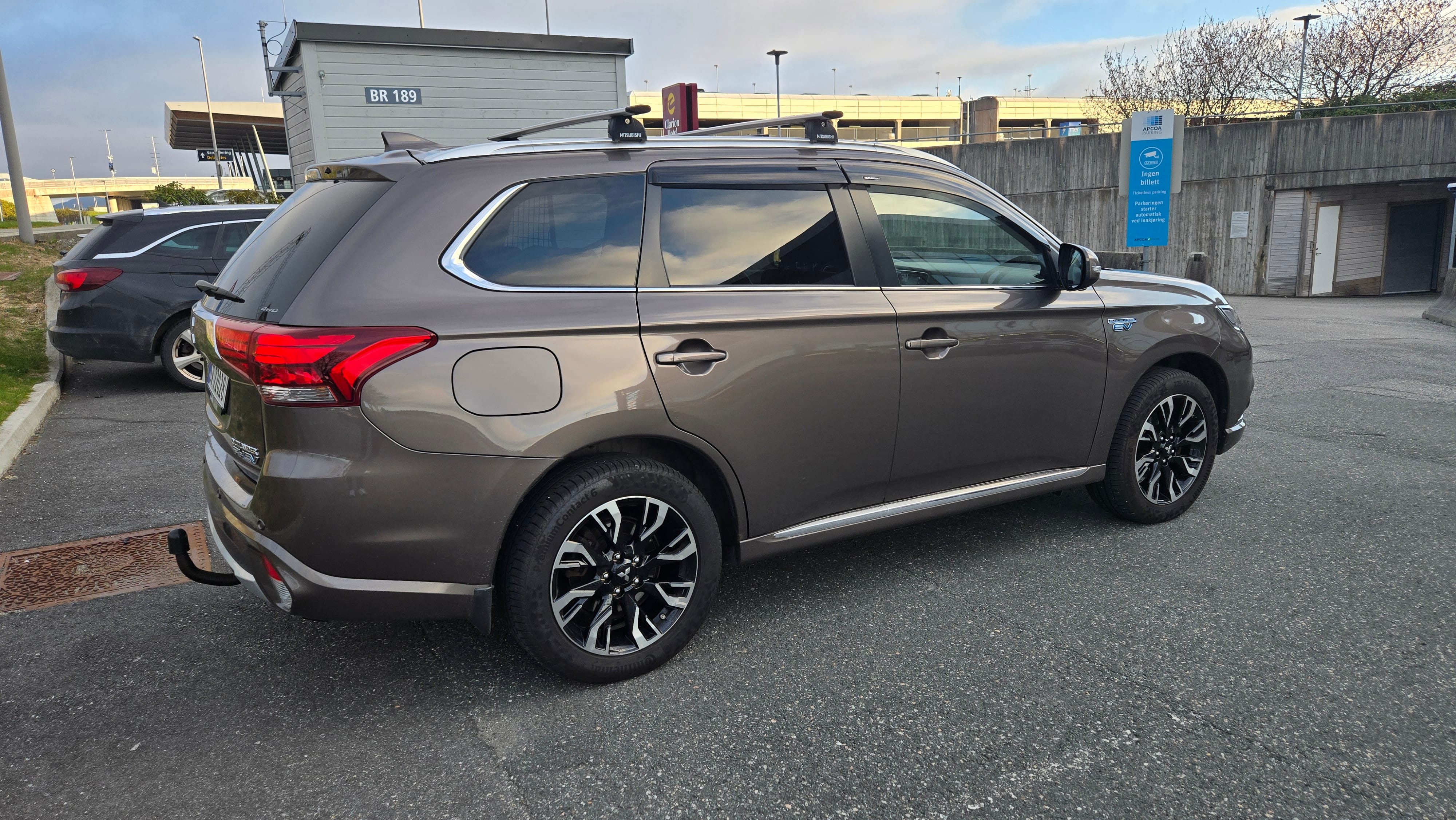 Mitsubishi Outlander PHEV SE med Dashcam