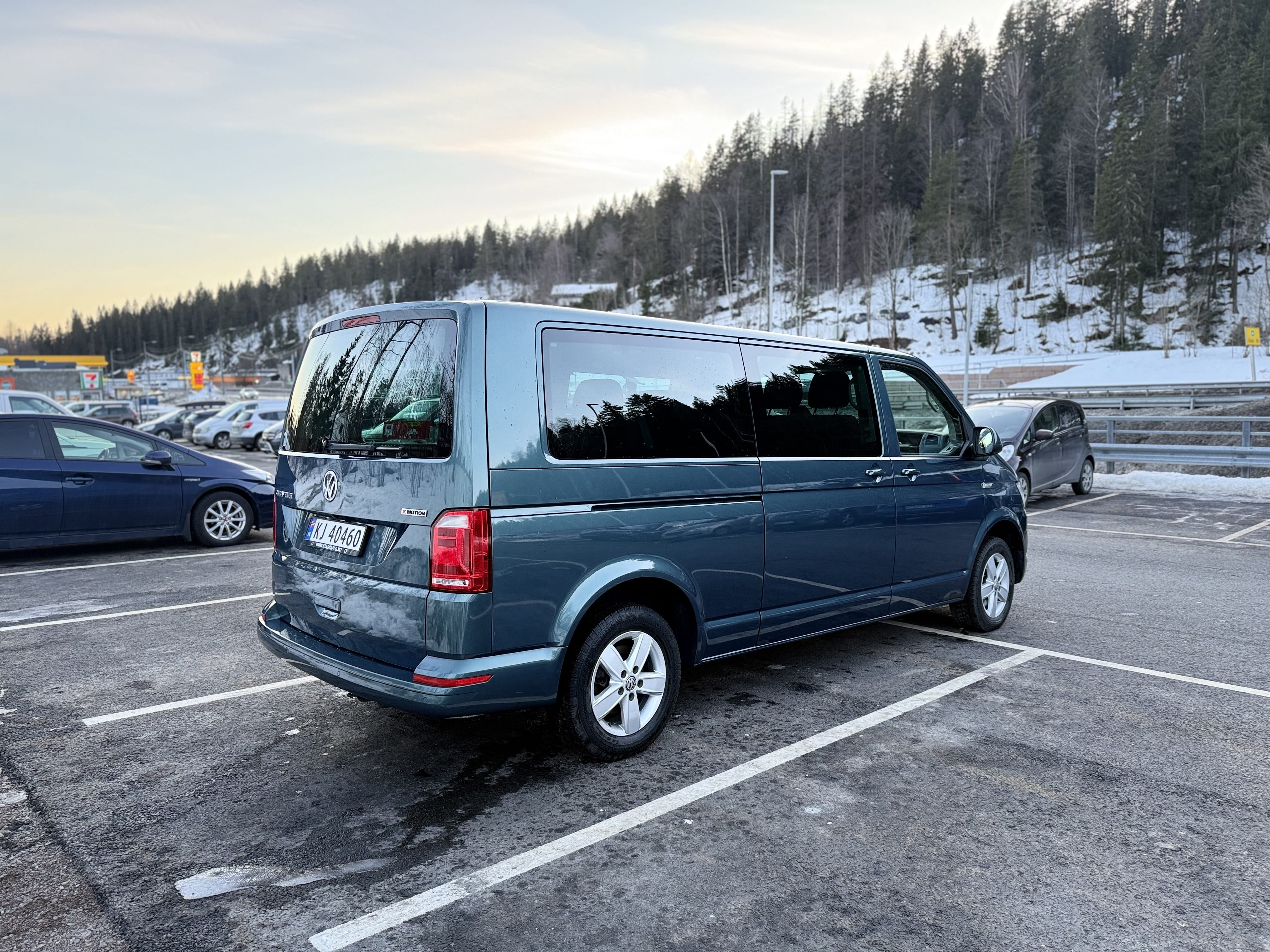 Volkswagen Caravelle with Backup camera