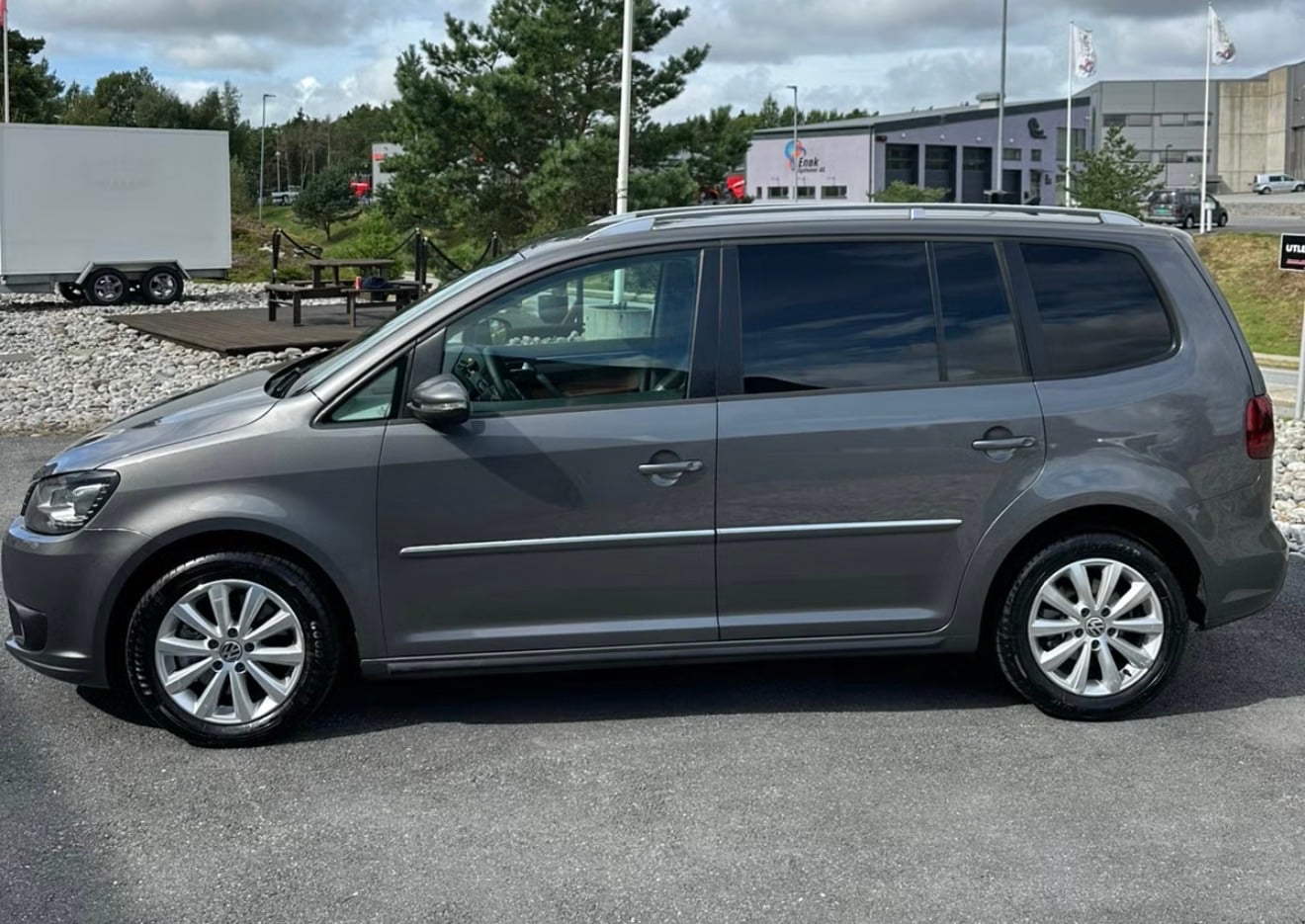 Volkswagen Touran with Air conditioning