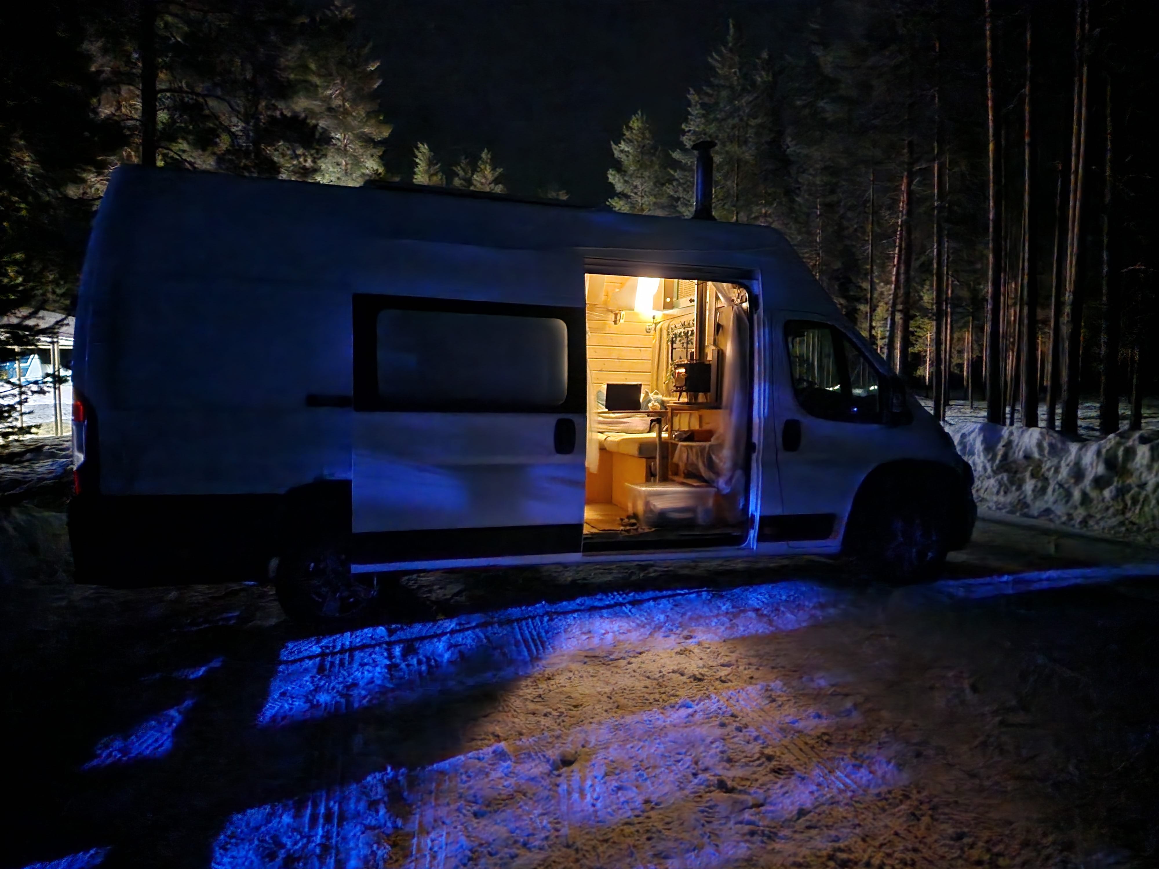 Peugeot Boxer Campervan med peis og kjøkken med Snøkjettinger