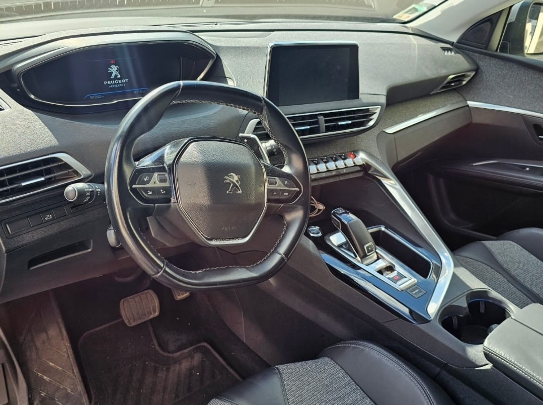 Peugeot 5008 avec Apple CarPlay