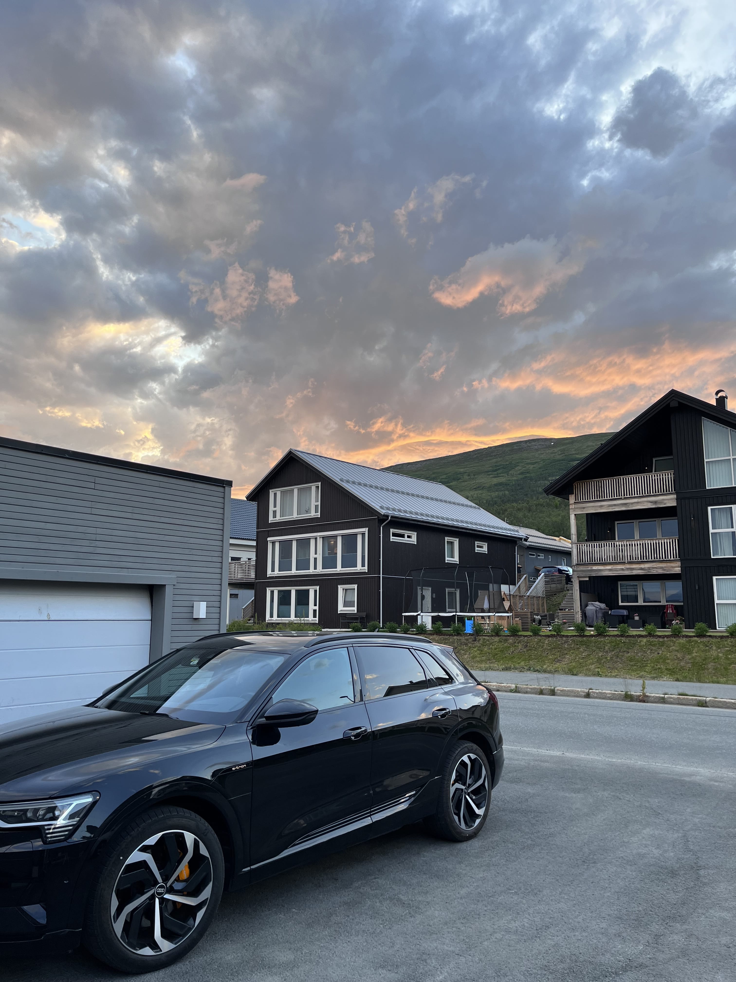 Audi e-tron met Autostoel baby