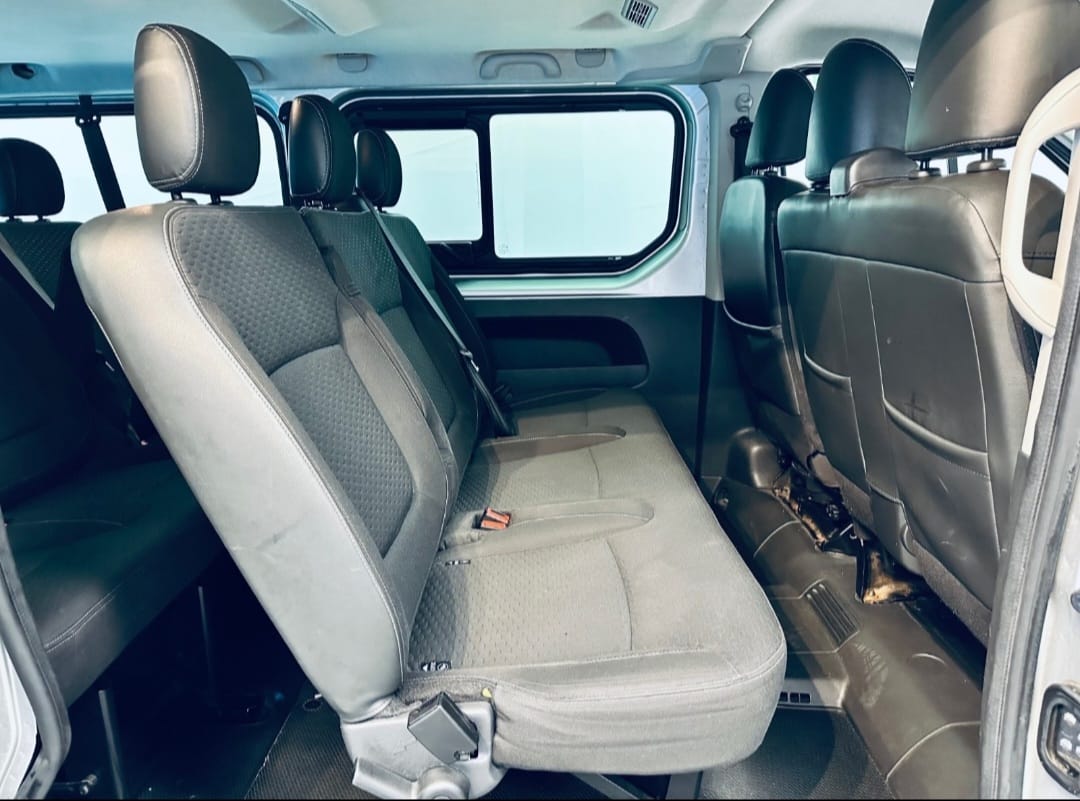 Opel Vivaro Minibuss met Autostoel baby
