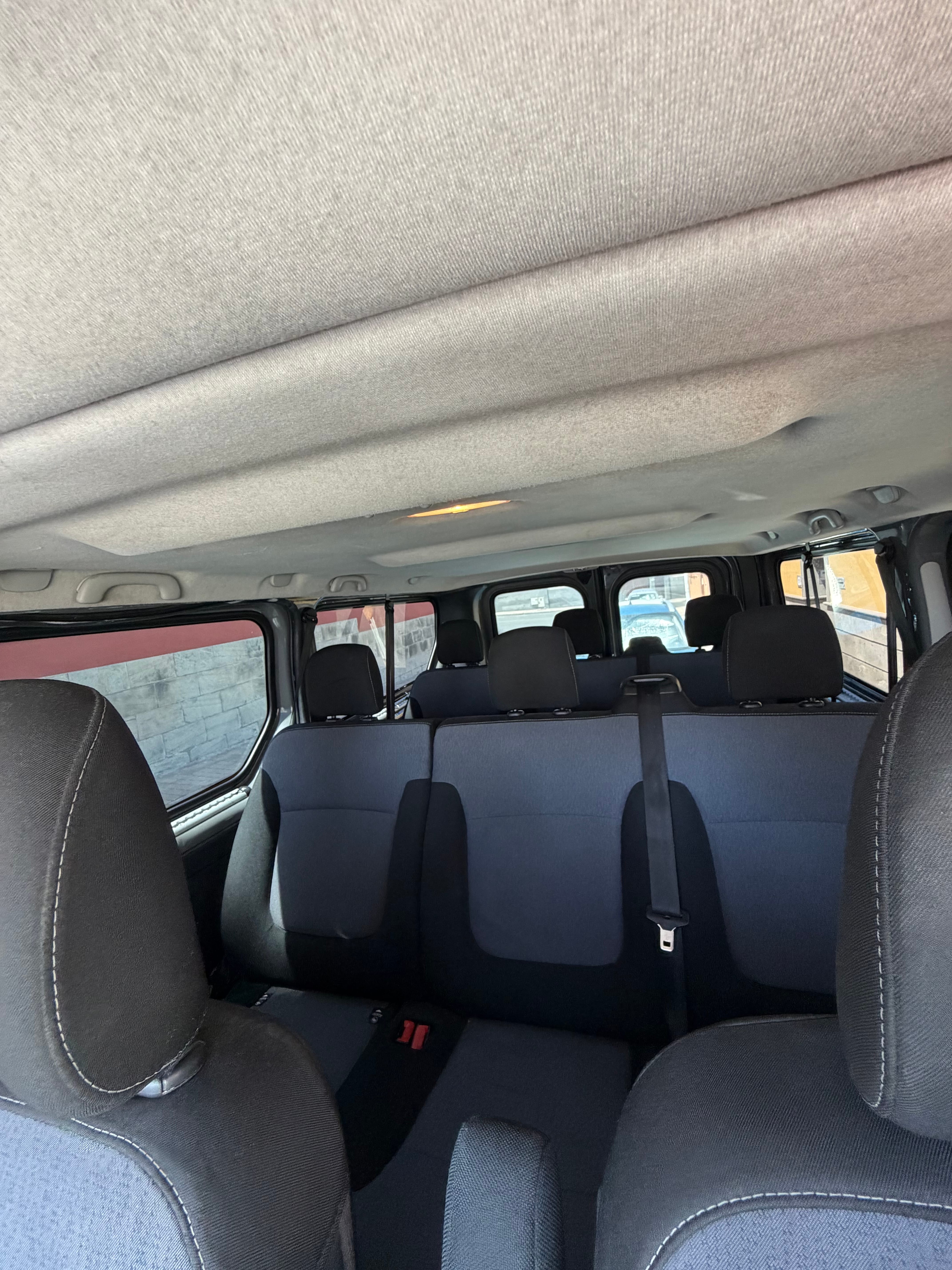 Opel Vivaro mit Kindersitz