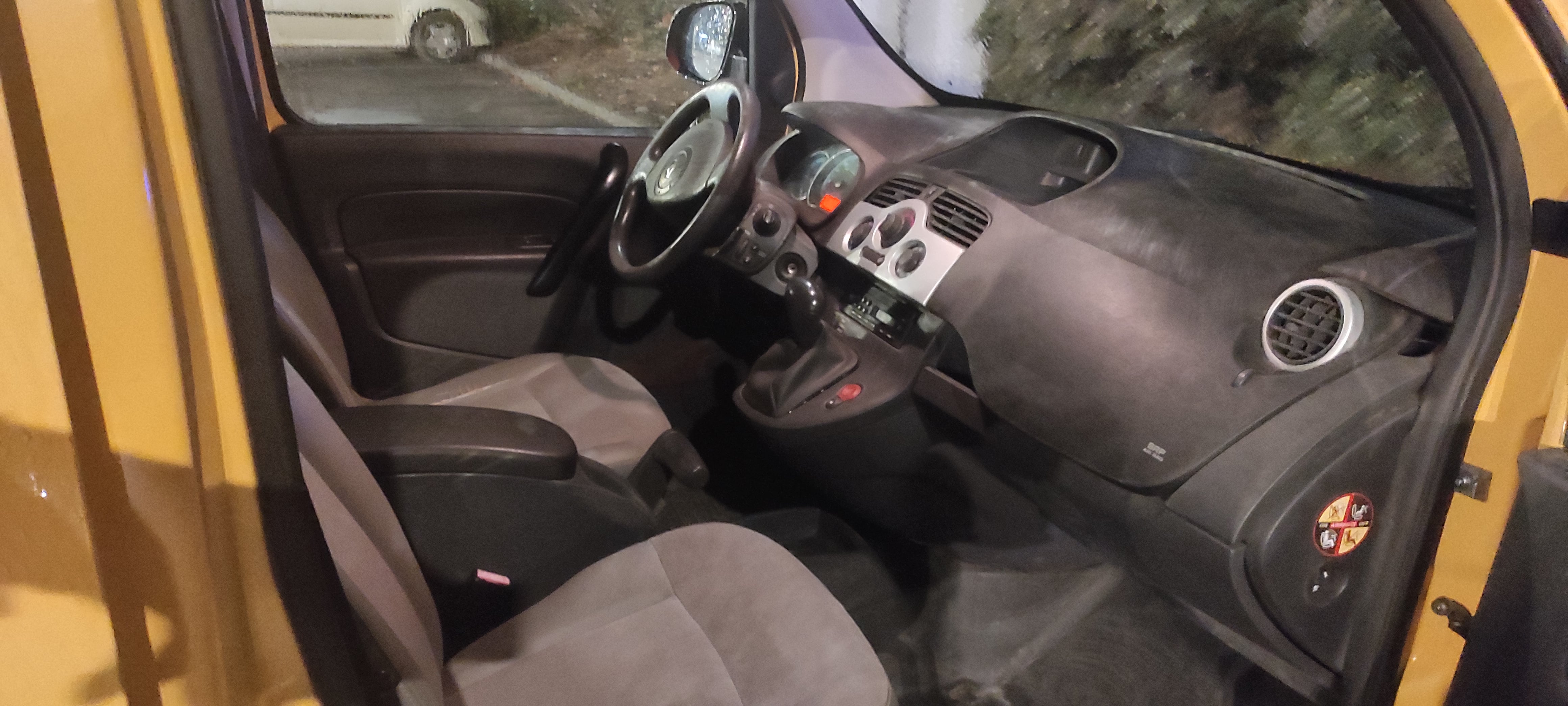 Renault Kangoo Express ZE Maxi volume intérieur, possibilité de se garer partout